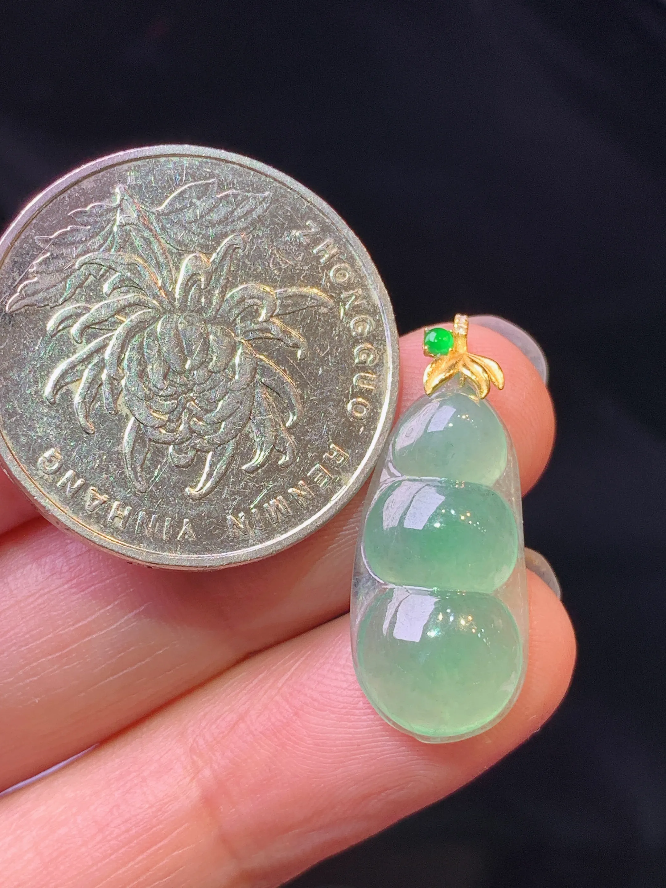 18k金镶嵌冰种四季豆吊坠 玉质细腻 色泽艳丽清新 整体尺寸25.3*10.2*4.8