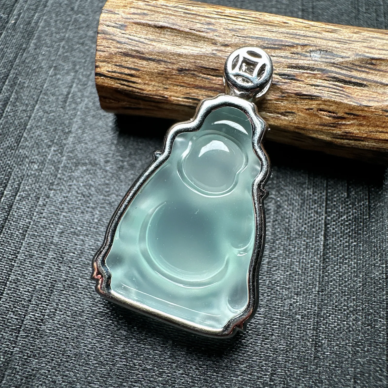 【冰种财神】质地细腻，饱满圆润，笑口常开，18k金钻镶嵌，裸石尺寸26.3*16.2*6毫米