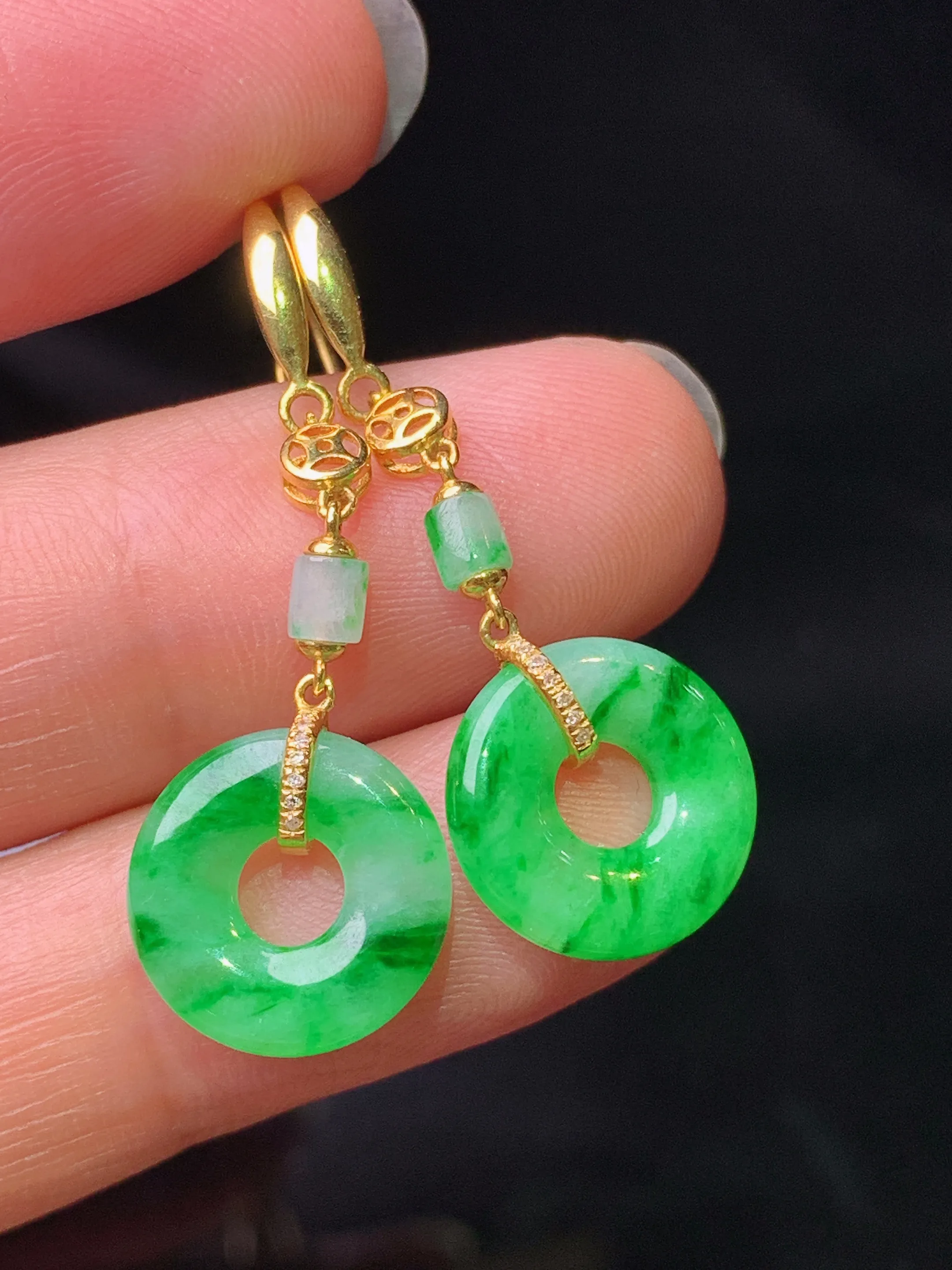 18k金钻镶嵌翠绿平安环耳坠 玉质细腻 色泽艳丽清新 整体尺寸33.8*12*2.8