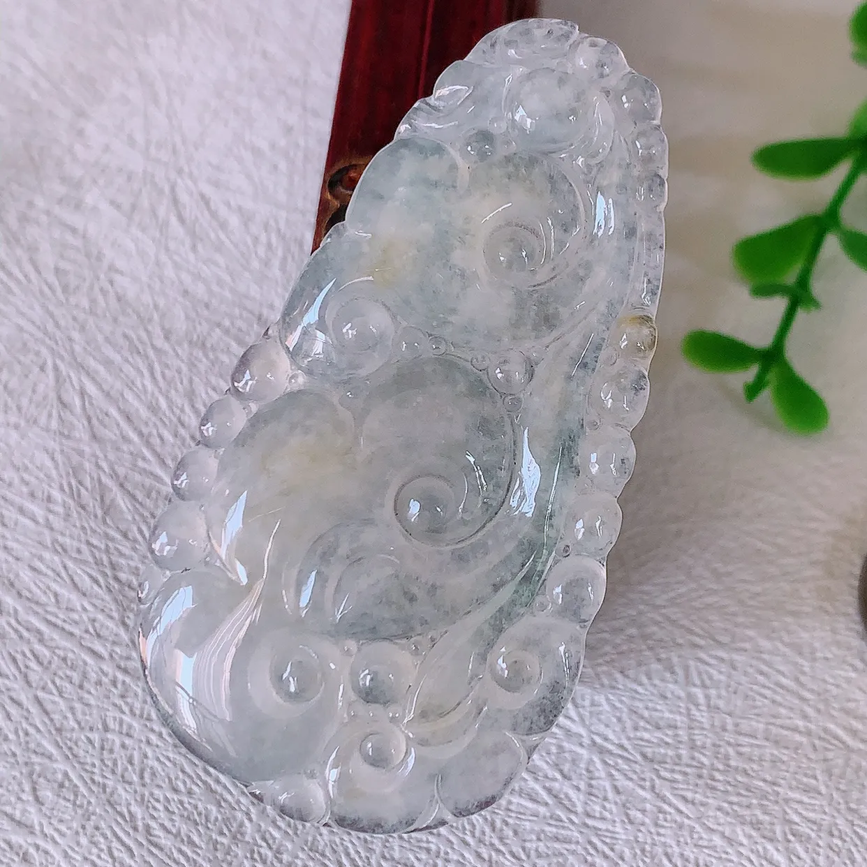 自然光实拍，冰种黄翡双彩翡翠如意吊坠，玉坠百搭又精致，寓意着吉祥，事事如意！#46.13