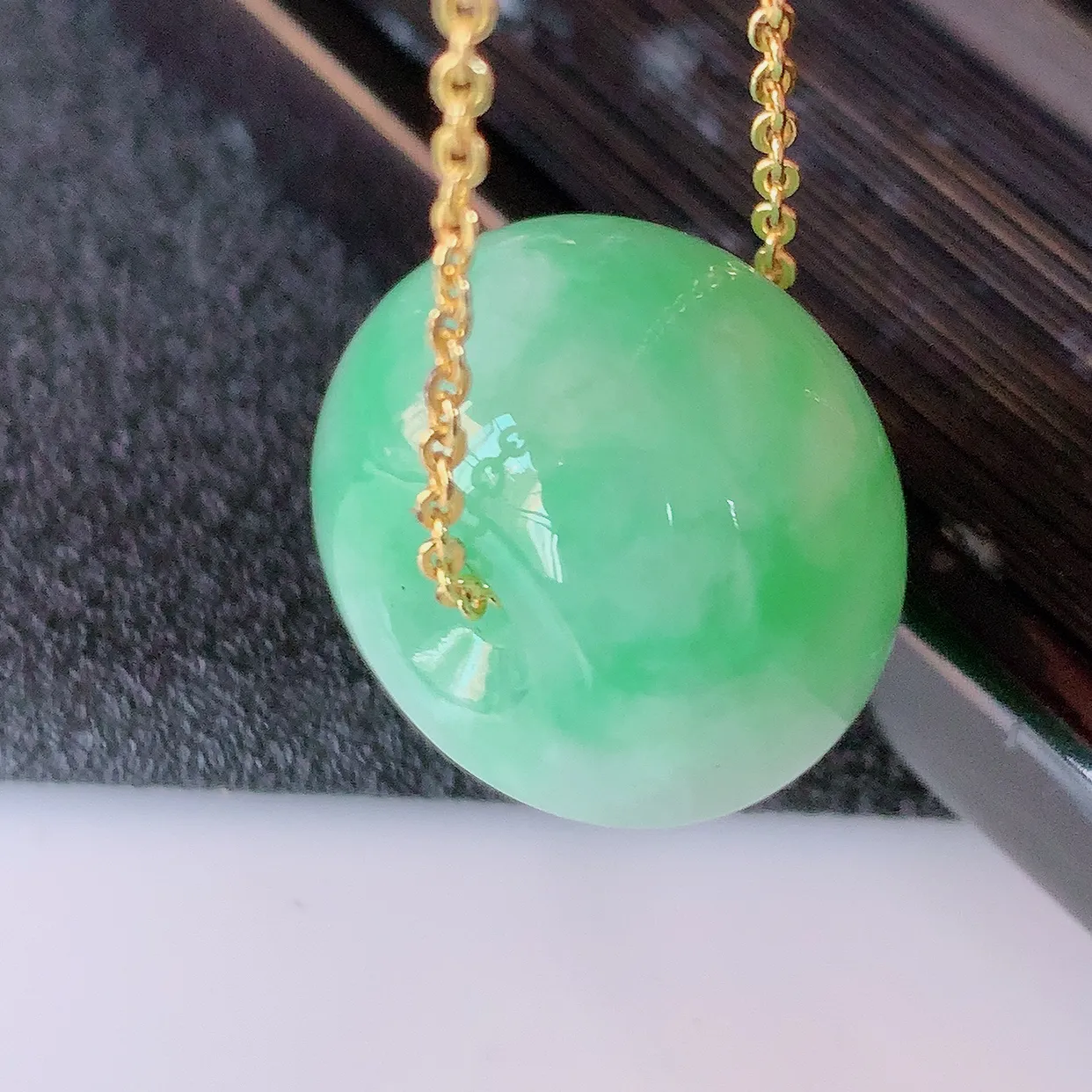 自然光实拍，冰润飘绿翡翠路路通吊坠，寓意好运连连，路路畅通，经典款式，财运滚滚，路路通，佩戴效果更好