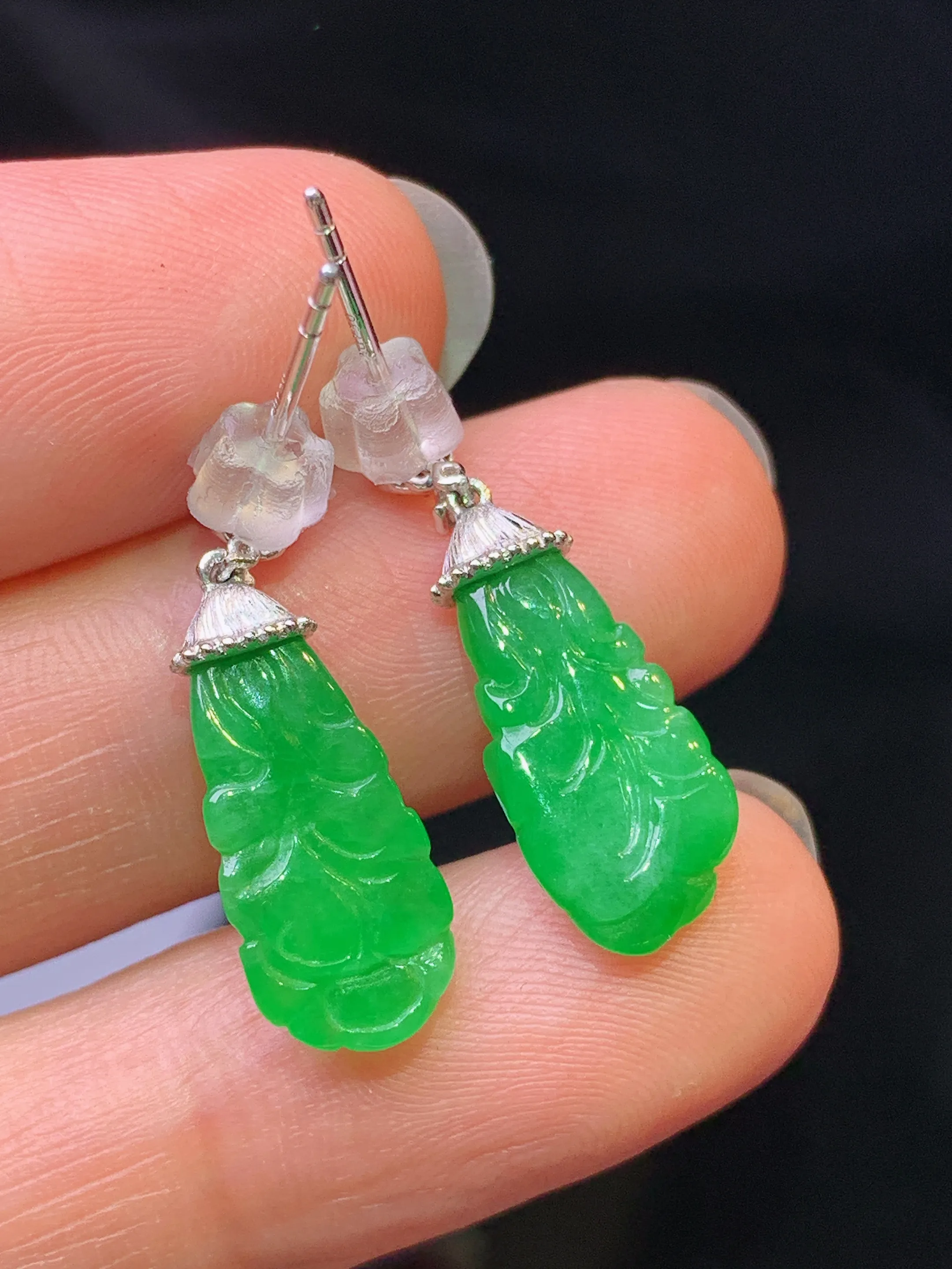 18k金钻镶嵌翠绿白菜耳钉 玉质细腻 色泽艳丽清新 整体尺寸23*7.5*2.8