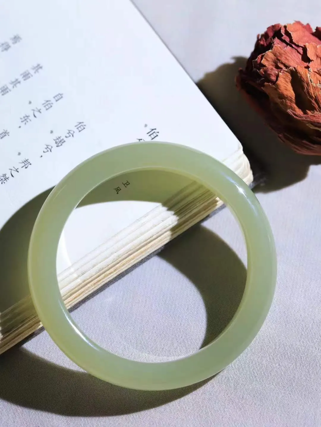 【晴水相伴.镯】

精品️和田玉晴水手镯，以其淡雅的晴水色调，成为腕间的一抹亮色。玉质细腻，触感温润，佩戴它，感受玉石的温度与自然的灵性，让每一天都充满诗意与美好。重51克  尺寸58-11.5-8.5mm   75161454A