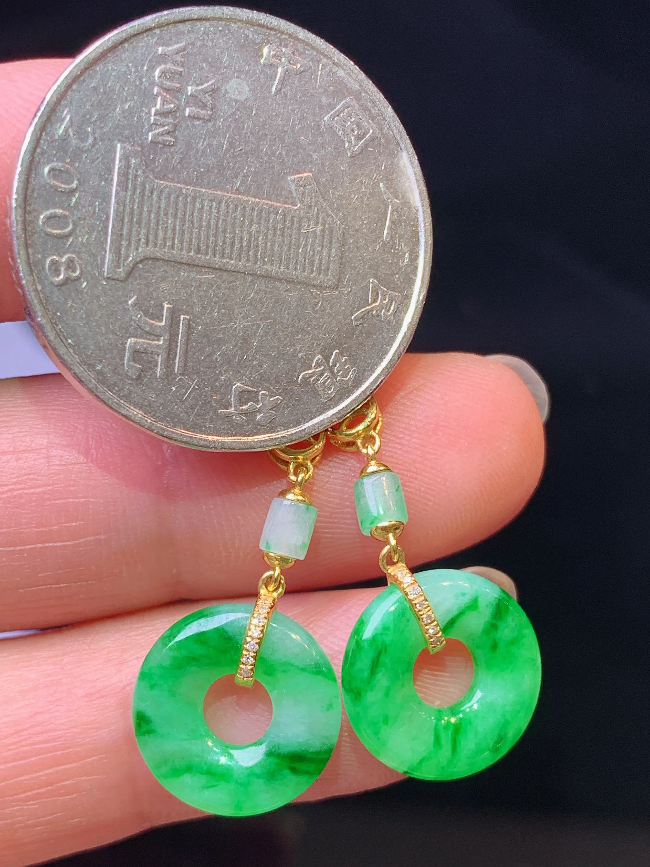 18k金钻镶嵌翠绿平安环耳坠 玉质细腻 色泽艳丽清新 整体尺寸33.8*12*2.8