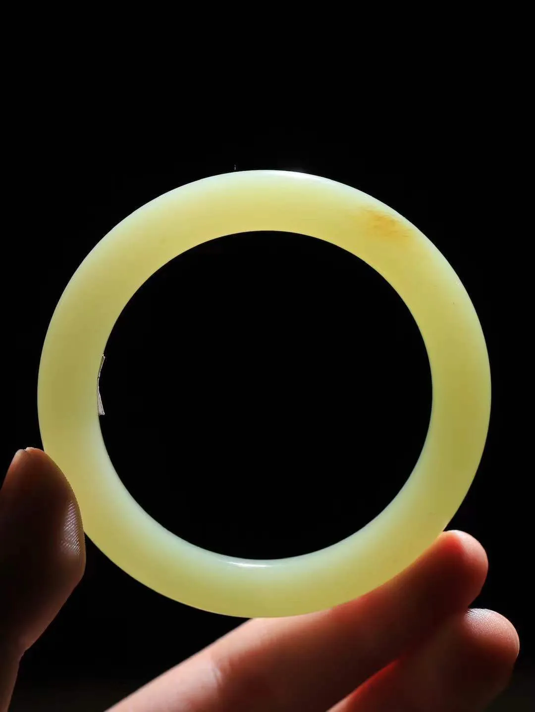 （温柔雅致.手镯）

精品️和田玉黄口带糖手镯。镯型饱满，温润细腻，脂润沁香。️执一卷书，沏一盏茶，着一袭裙，戴一只镯。淡淡浅笺，素心若兰，静赏玉中诗画。悠悠岁月，芊手轻摘，盛满诗样芳华。重37克   尺寸53.5-8.1-9.3mm    FDA-321203000