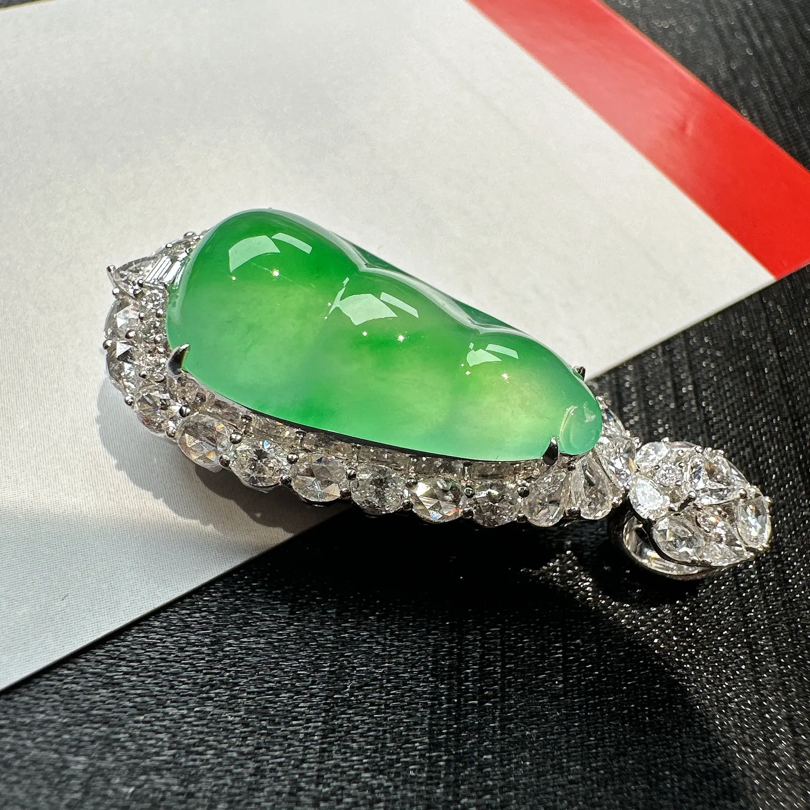 【冰种飘绿福豆吊坠】种地上乘，冰感十足，通透起光，饱满圆润，收藏品质，18k金钻镶嵌，裸石尺寸22.4*11.6*4.9毫米