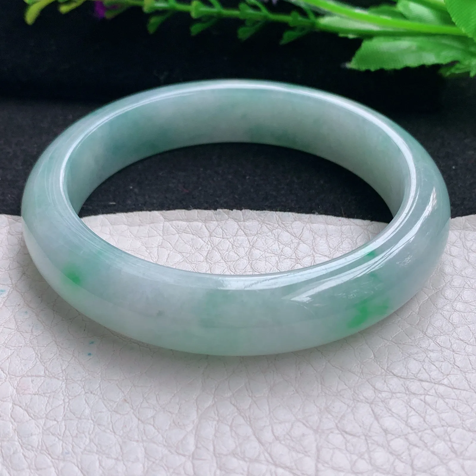 ee实拍58*12.8*8.4平安镯 天然缅甸翡翠飘绿花水润玉手镯正圈玉手环