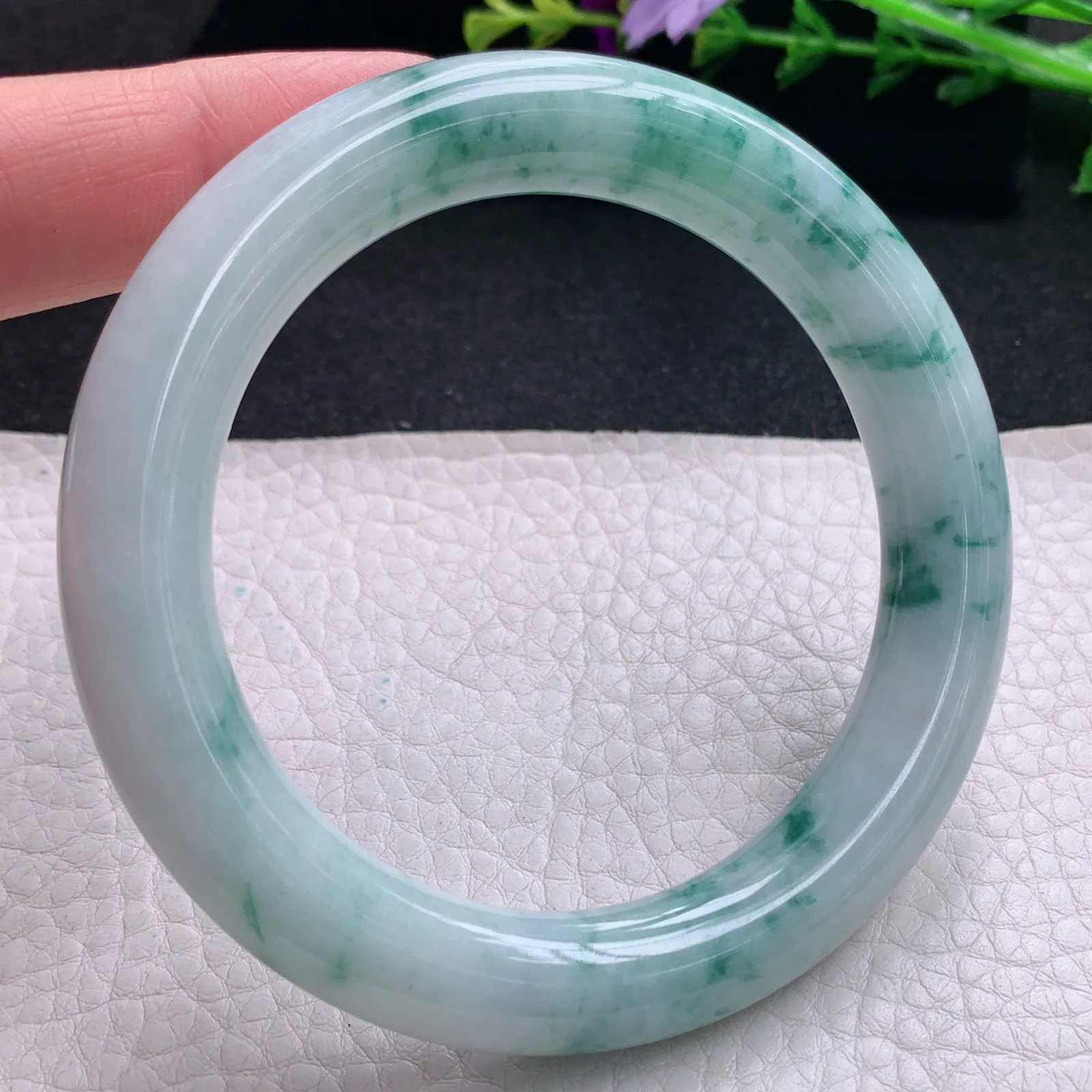 js实拍57*10.8美人镯 天然缅甸翡翠飘花水润玉手镯蓝韵圆条玉手环