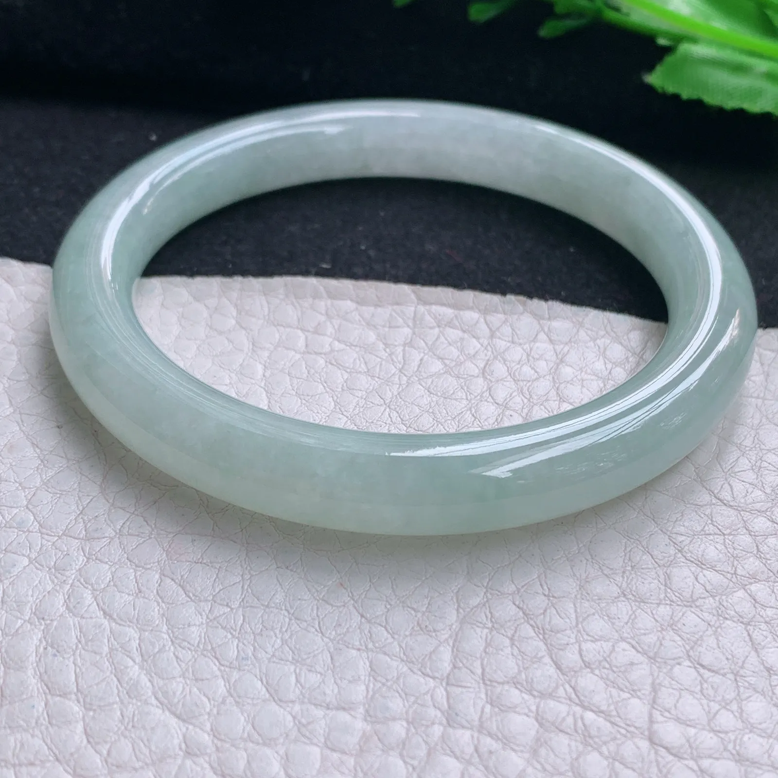 ym实拍57.5*9美人镯 天然缅甸翡翠冰晴秀气圆条玉手镯 叮当镯