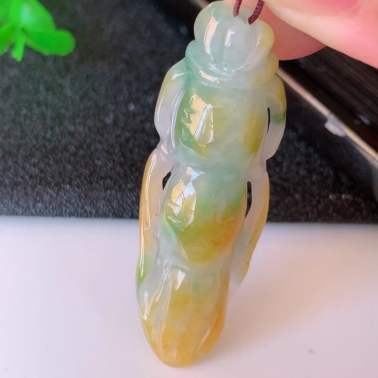 自然光实拍，冰润黄加绿翡翠人参吊坠，人生如意，种老水足，雕工精湛 ，寓意美好，佩戴时尚出众！#60.13