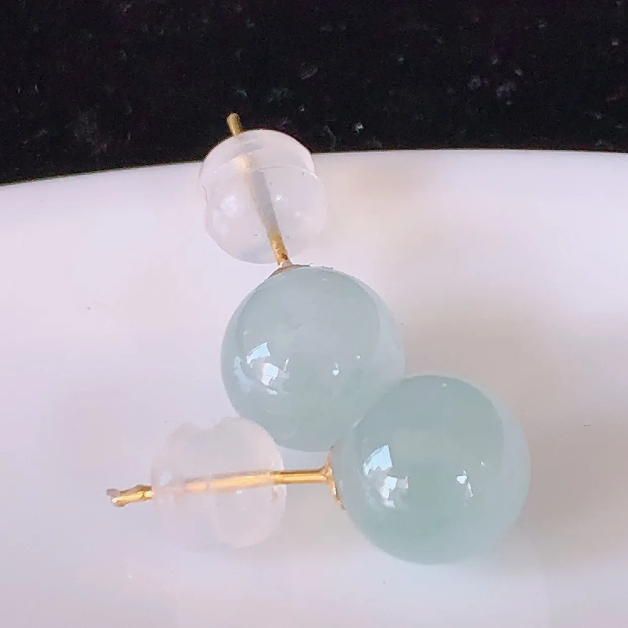 自然光实拍 18k金镶嵌冰种翡翠耳钉，沁人心脾，豪华镶嵌而成，耳钉佩戴效果大气出众，尽显气质。种水好，胶感足，颜相当漂亮，高性价比，值得入手品鉴！#42.13耳钉整体18.5裸石8