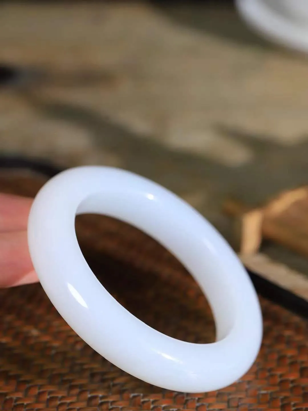 【腕间柔情.手镯】   

精品️和田玉白玉手镯 玉质温润细腻 油性十足 古朴秀雅 轻抚岁月的栏杆软香温玉，腕间玉镯轻轻晃动，令人情动心间，撷一缕月末的芬芳，把心思铺陈，时光静美，惟有你最温柔。重82.5克   尺寸56.5-13.9-11.2mm  461203055A