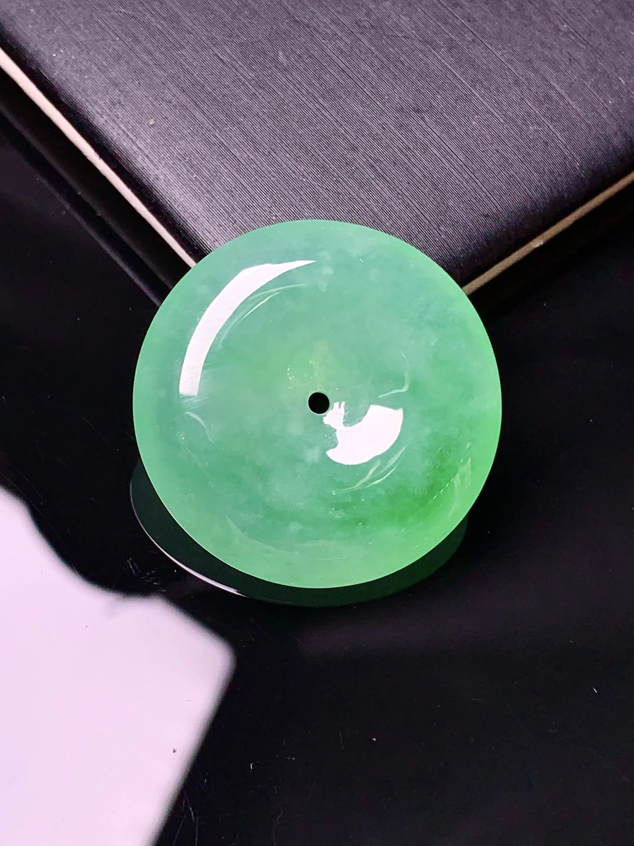 翠绿平安扣吊坠 玉质细腻 色泽艳丽清新 整体尺寸25.5*5.8