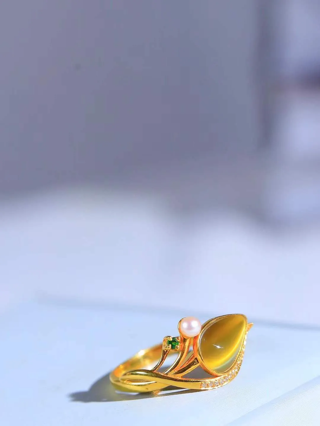 【金镶玉.戒指】

精品和田玉碧玉猫眼18k金镶嵌戒指 玉质细腻温润 油性十足 ，不论时光如何流转变化，这枚戒指始终闪耀着最初的光芒。精工镶嵌18K金 （保真金 可检测贵金属18K金） 重2.8克 尺寸17.4-11.5-7.7mm 78171455A