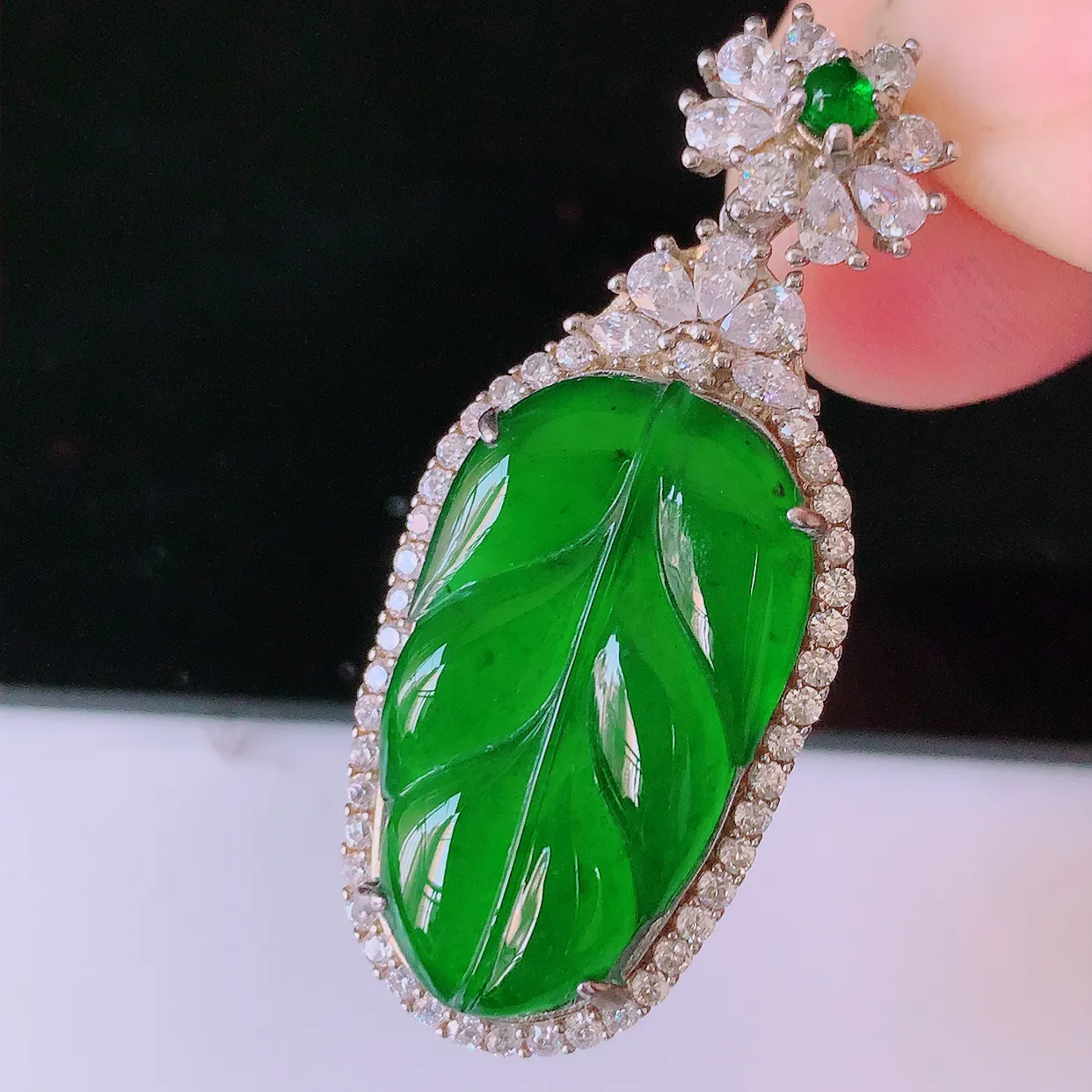 冰透满绿翡翠925银镶嵌叶子吊坠，自然光实拍，翠色灵动，颜色漂亮，种老水足，品相佳，佩戴佳品！#97