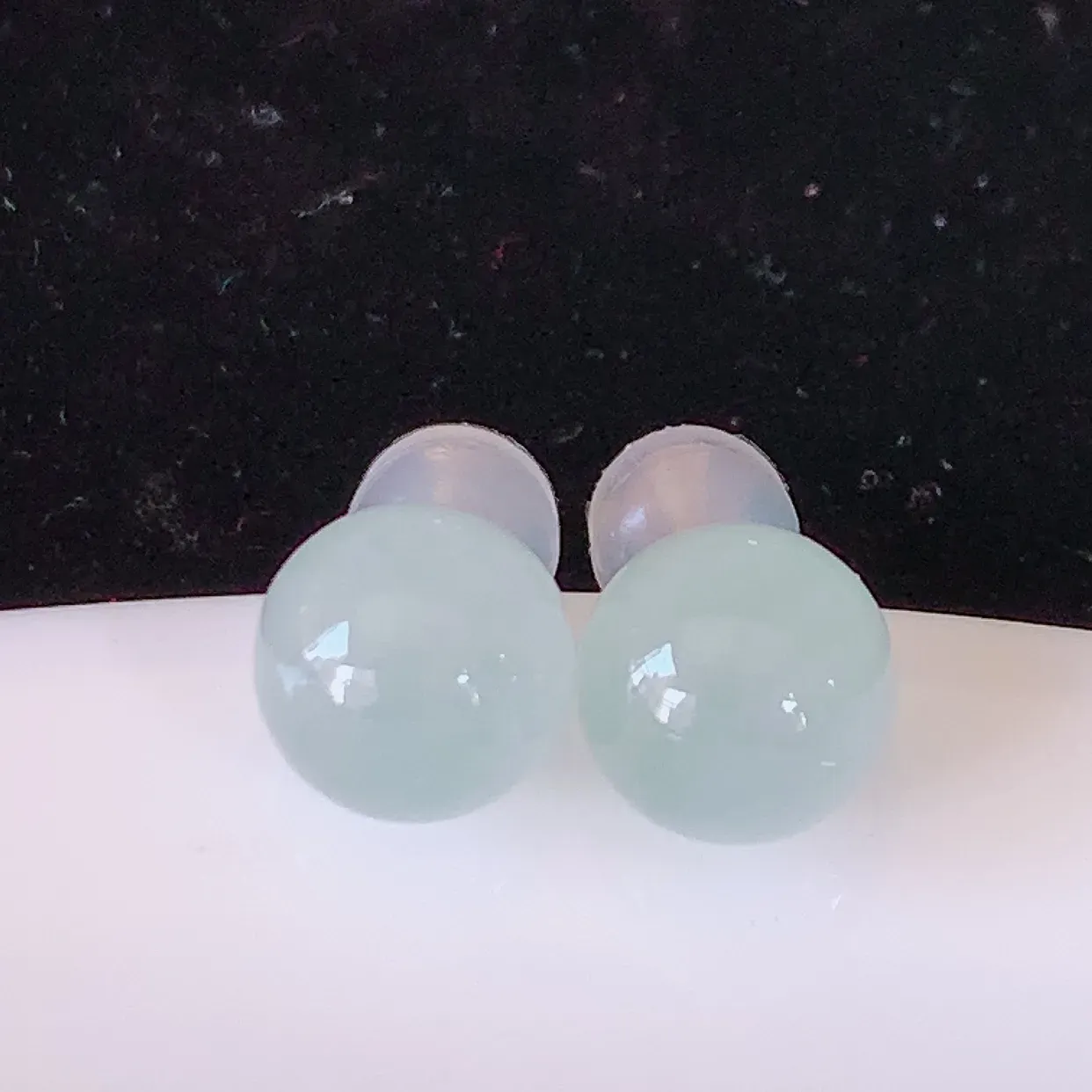 自然光实拍 18k金镶嵌冰种翡翠耳钉，沁人心脾，豪华镶嵌而成，耳钉佩戴效果大气出众，尽显气质。种水好，胶感足，颜相当漂亮，高性价比，值得入手品鉴！#42.13耳钉整体18.5裸石8