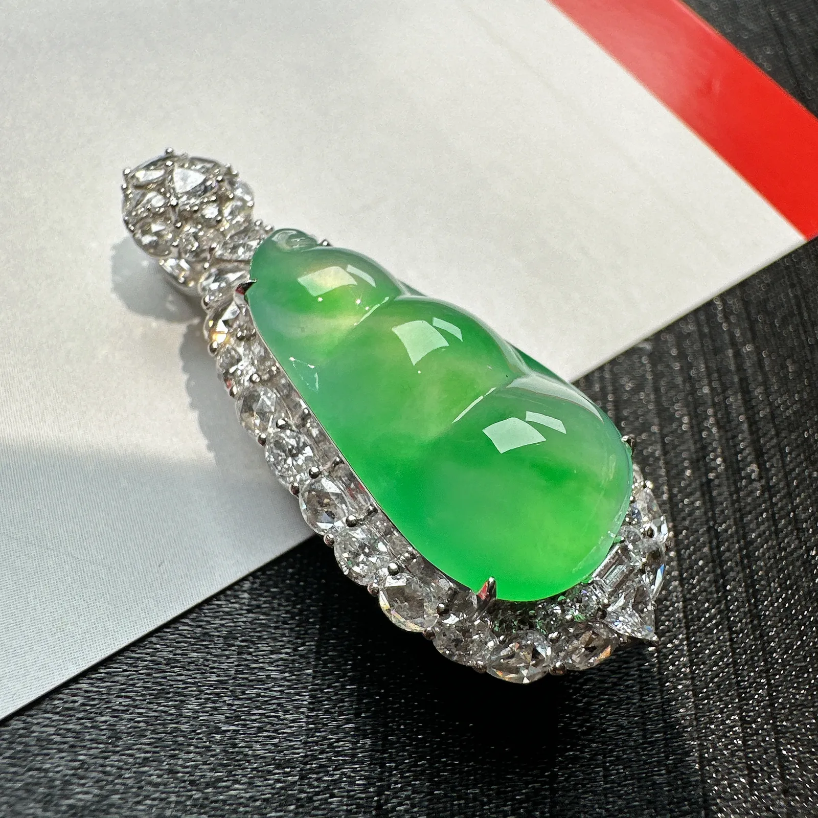 【冰种飘绿福豆吊坠】种地上乘，冰感十足，通透起光，饱满圆润，收藏品质，18k金钻镶嵌，裸石尺寸22.4*11.6*4.9毫米