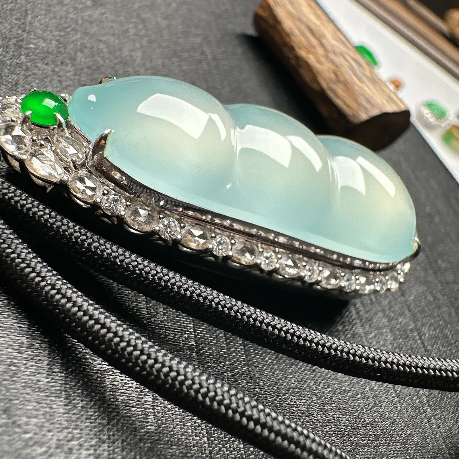 【冰种巨无霸福豆吊坠】天空蓝老料，起钢光，种地上乘，冰感十足，通透起光，饱满圆润，收藏品质，18k金钻镶嵌，裸石尺寸46.8*20.5*9毫米