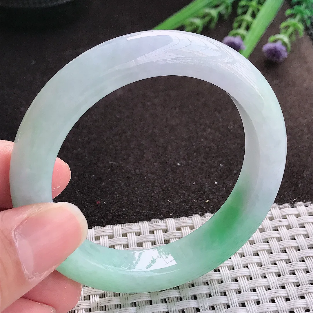 实拍A货翡翠53.5/12.1/9.2老坑秀气冰润飘绿手镯宽边翡翠玉镯女款