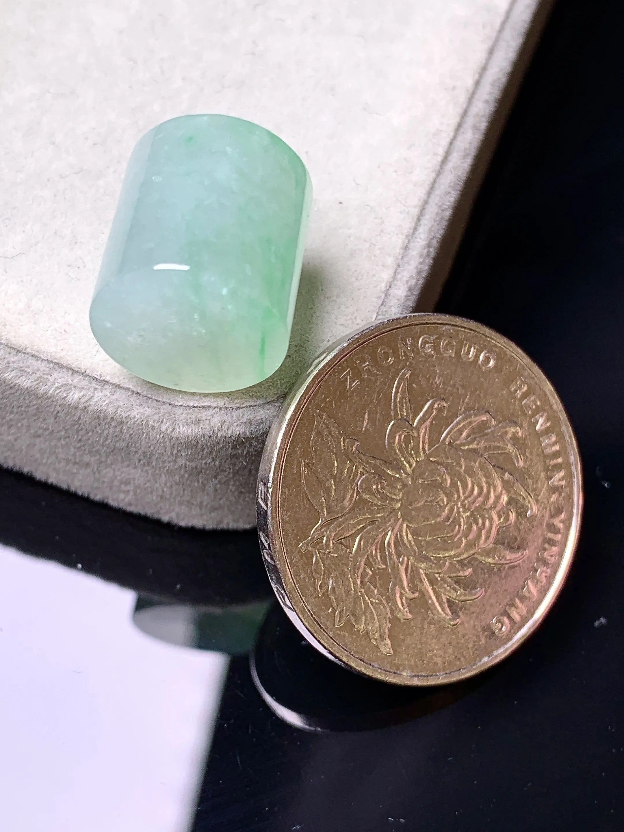 飘绿玉柱吊坠 玉质细腻 色泽艳丽清新 整体尺寸12.2*13