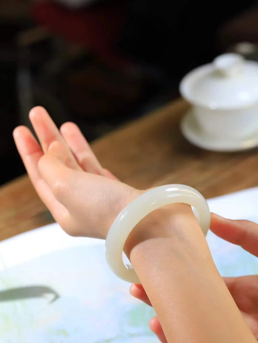 【花样年华·手镯】

精品和田玉白玉手镯，质地油润细腻，色泽高贵典雅，镯型古朴典雅。在诗情画意的雨巷