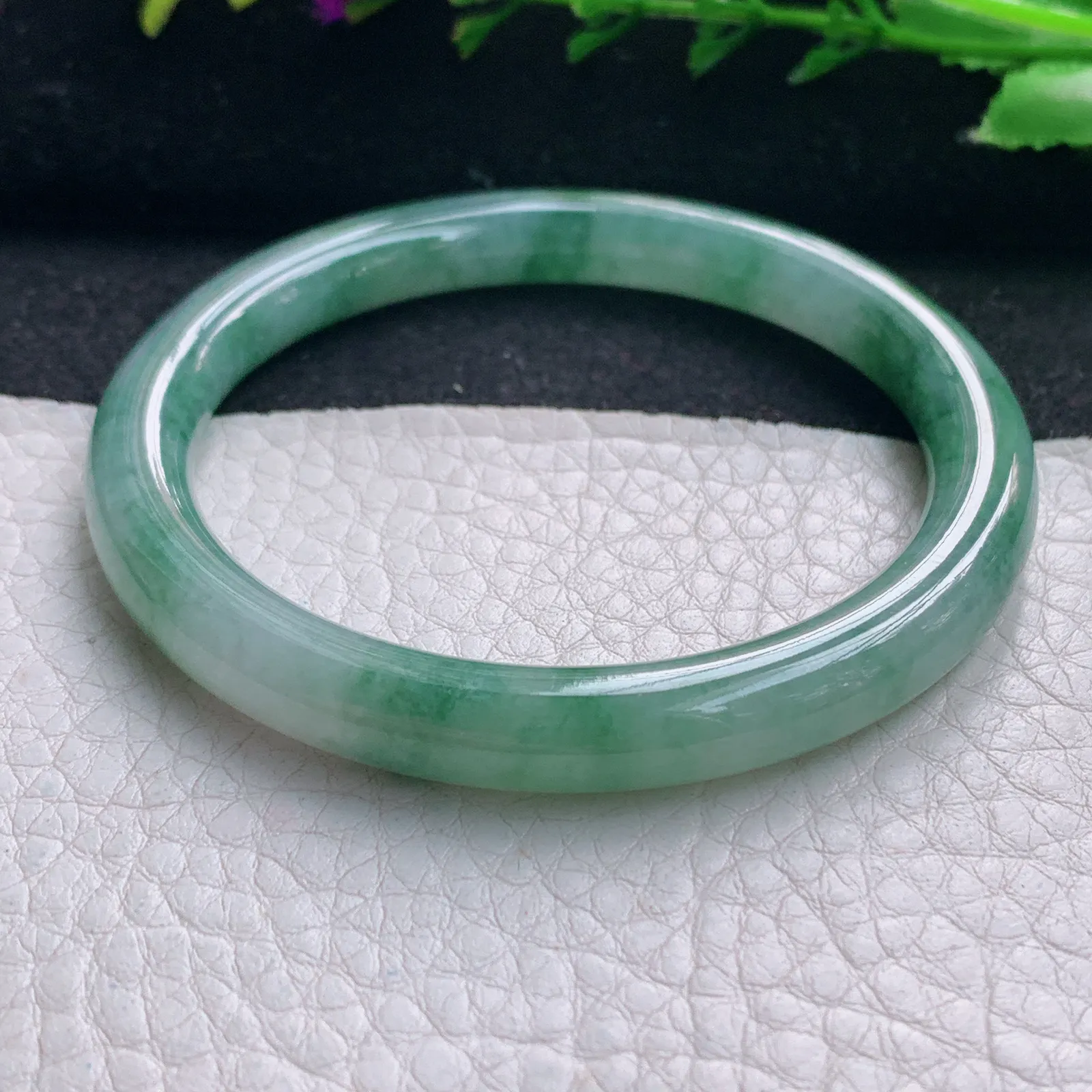 n实拍54*7.4*7.7美人镯 天然缅甸翡翠飘花玉手镯 灵动圆条叮当镯