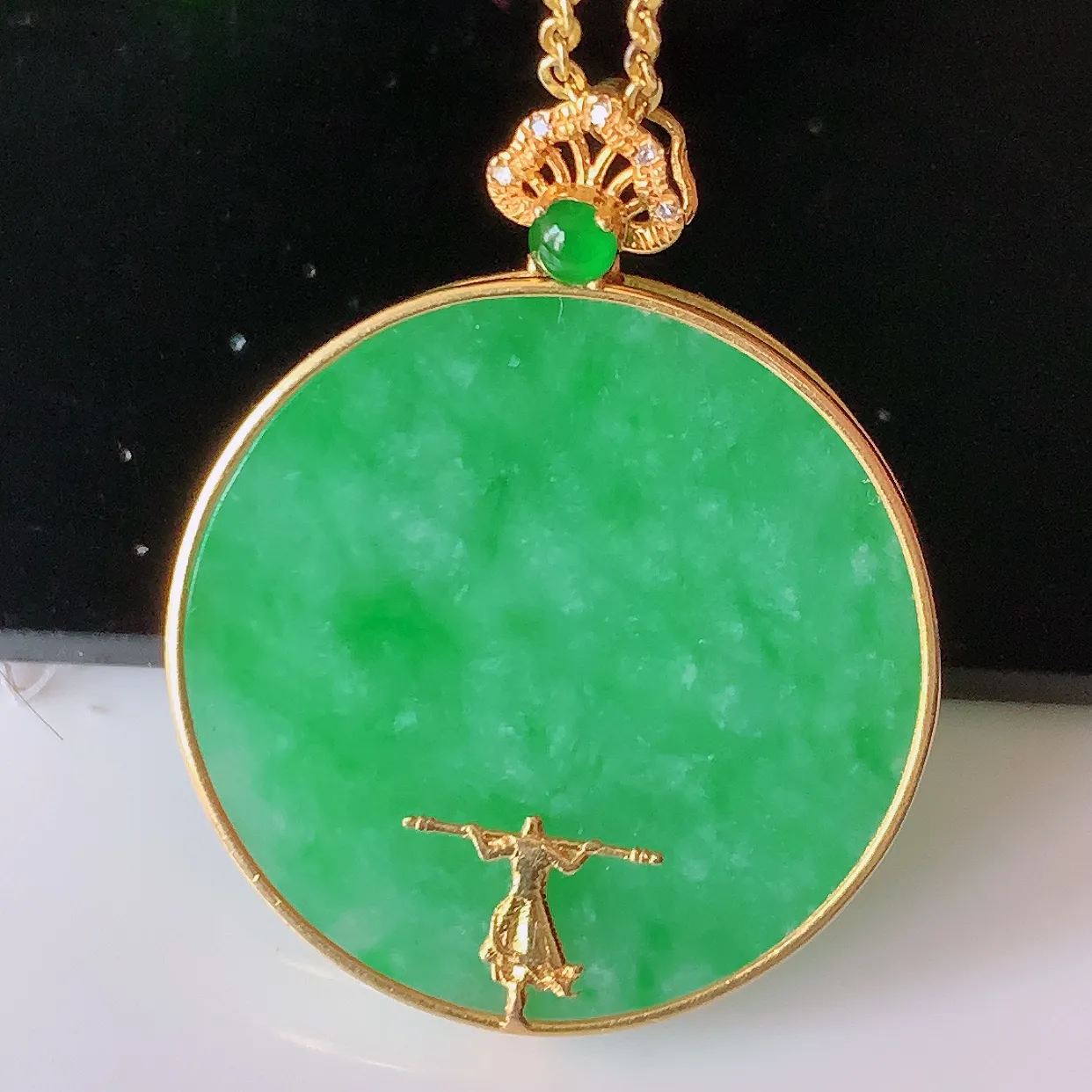 自然光实拍，18K金镶嵌满绿翡翠平安无事牌吊坠，平平安安，无事牌翠色灵动，佩戴平安时尚！#00.13整体31*25*4.5裸石24*24