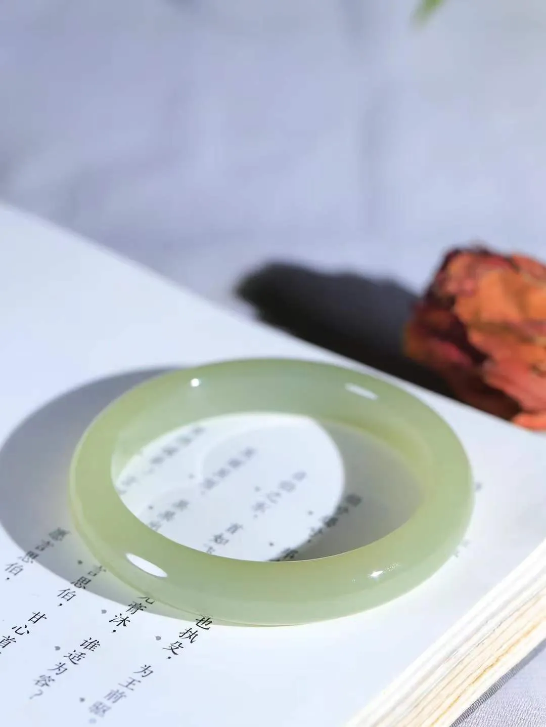 【晴水相伴.镯】

精品️和田玉晴水手镯，以其淡雅的晴水色调，成为腕间的一抹亮色。玉质细腻，触感温