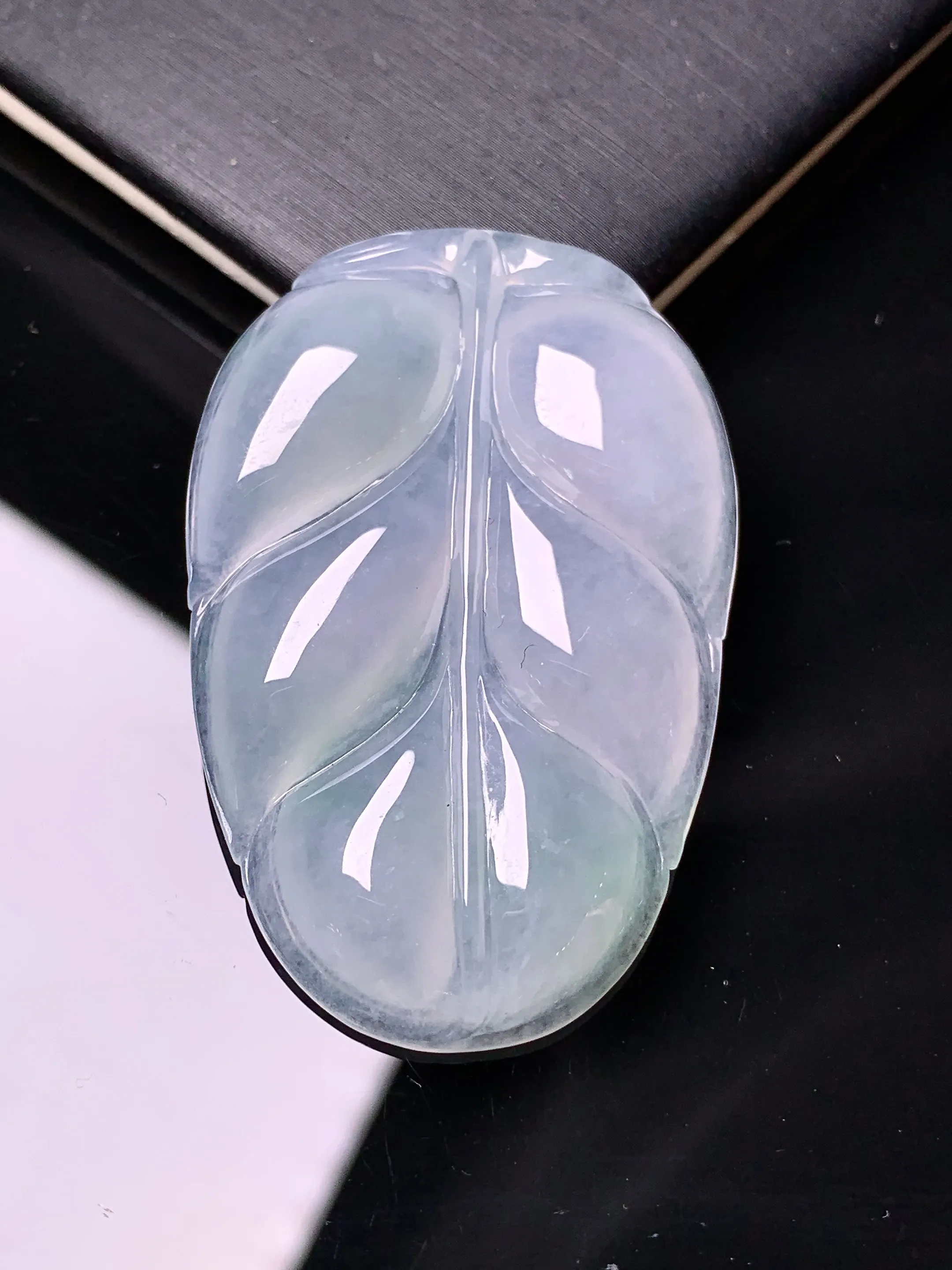 冰种树叶吊坠 玉质细腻 色泽艳丽清新 整体尺寸47*30.5*5.8