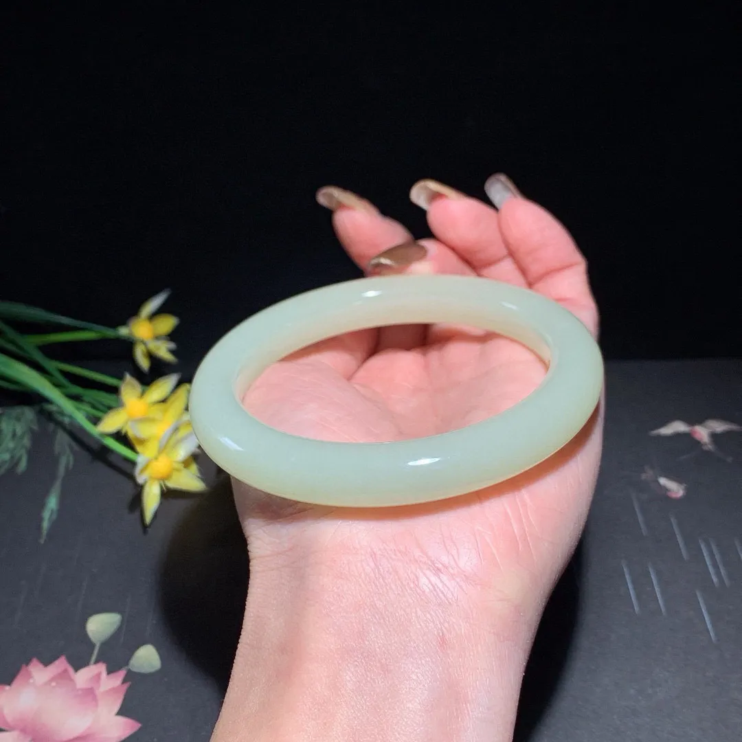 和田玉63圈口黄口料手镯！玉质细腻油润 底色纯净 无裂无杂 脂粉好，品质高。