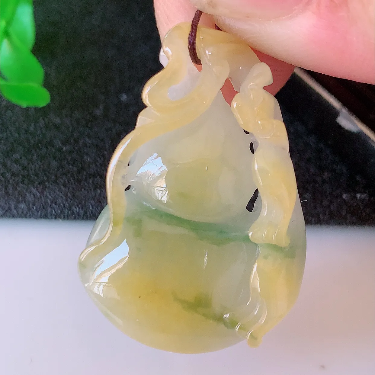 自然光实拍，冰润黄加绿翡翠葫芦吊坠，寓意福禄双全，财源滚滚，清新脱俗，佩戴效果优雅迷人！#60.13