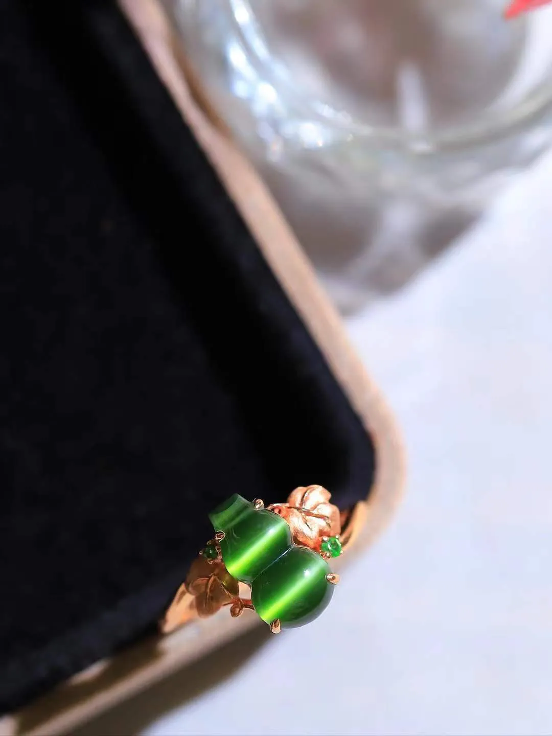 【金镶玉.福禄.戒指】

精品和田玉碧玉猫眼18k金镶嵌葫芦戒指，玉质细腻油润，造型饱满圆润，手感上佳。精工雕刻，葫芦取其谐音福禄，寓意子孙万代，葫芦通“福禄”，祈福平安，福禄齐康，静心洗凡尘。尺寸17.2-11.7-6.8mm 重2.4克 23151464A