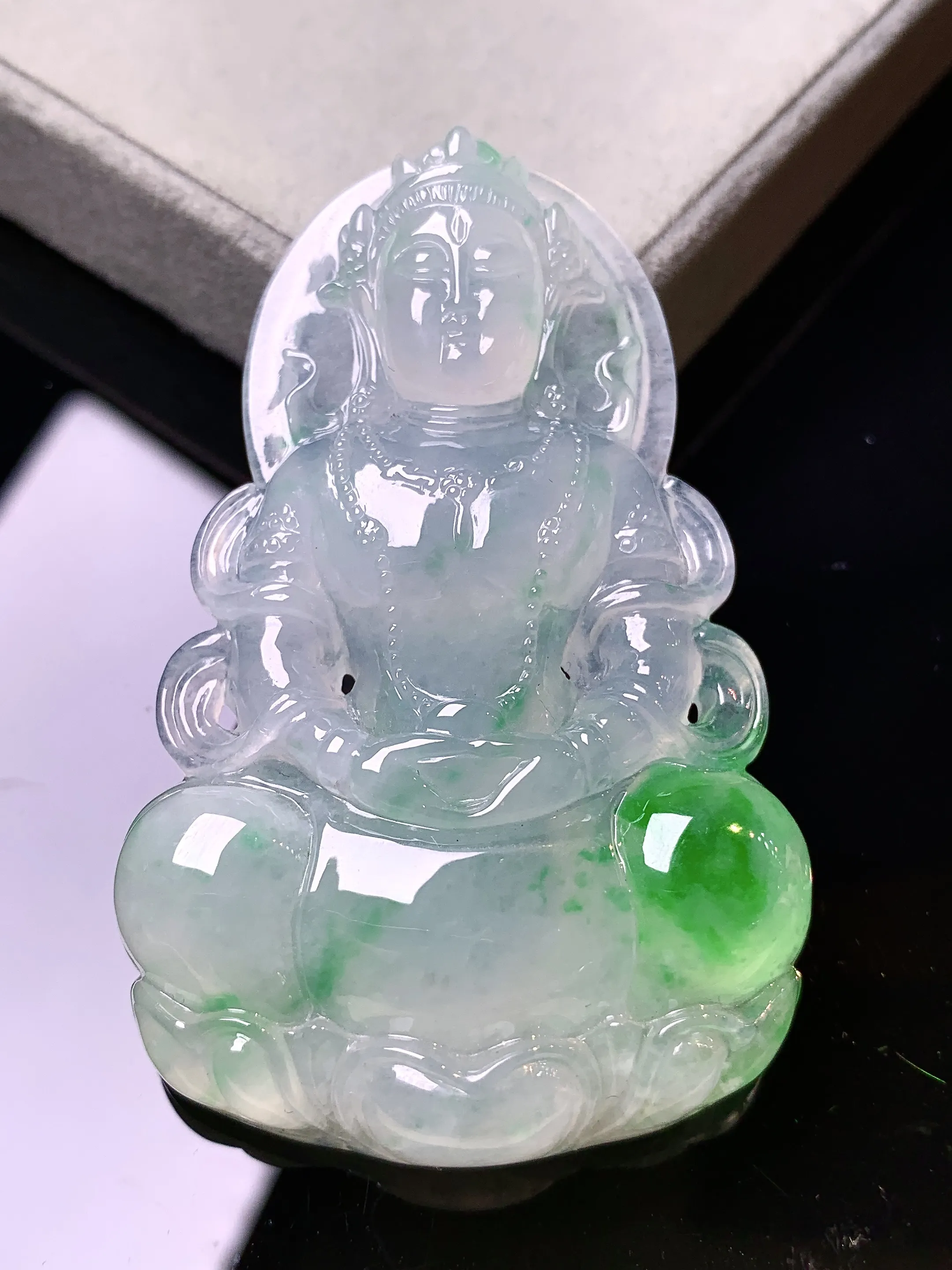 飘绿度母观音菩萨吊坠 玉质细腻 色泽艳丽清新 整体尺寸59.5*38.5*8.5