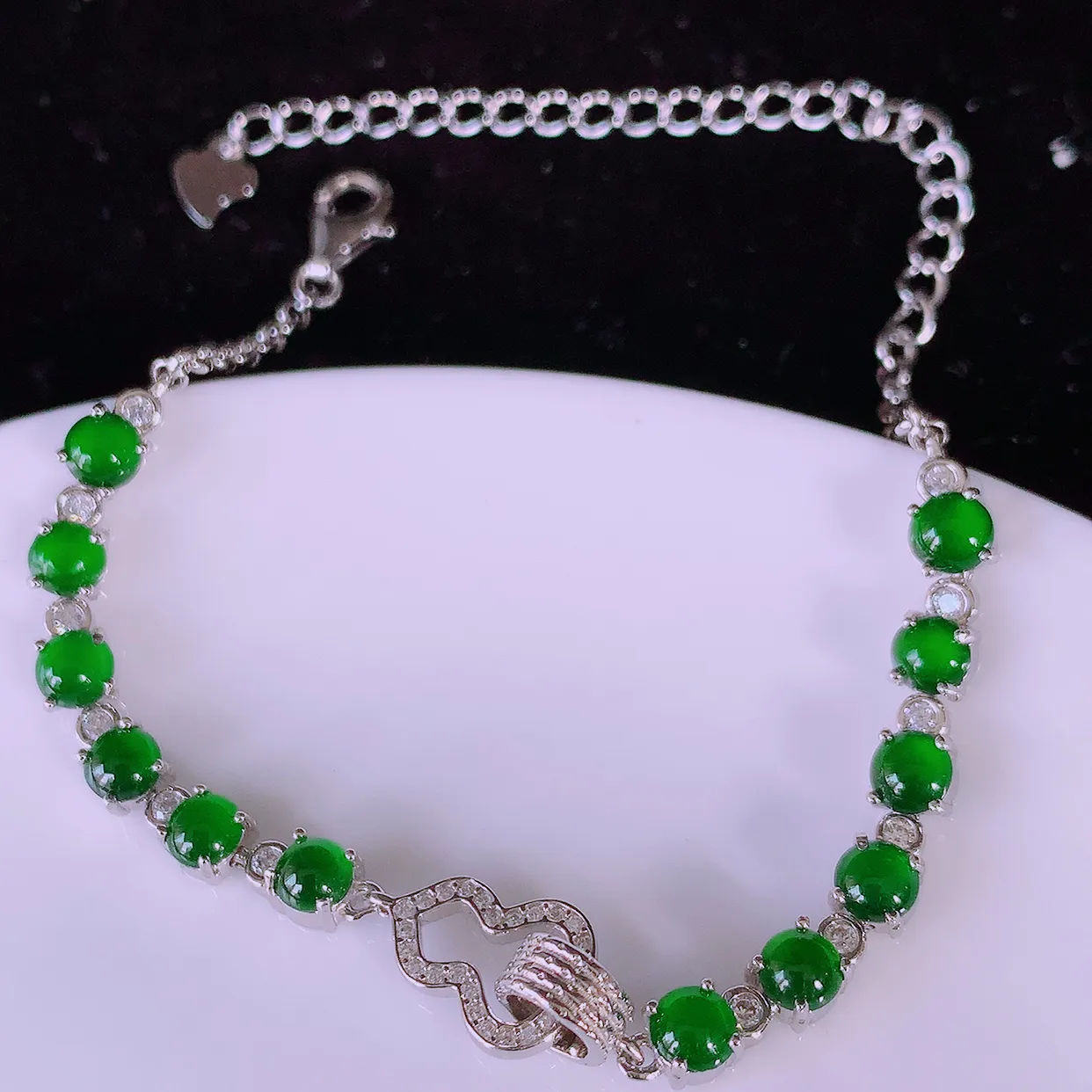 冰透满绿翡翠925银镶嵌手链，自然光实拍，翠色灵动，颜色漂亮，种老水足，品相佳，佩戴佳品！#97.13取一整体3.8*3.8*4裸石3.8*3.8