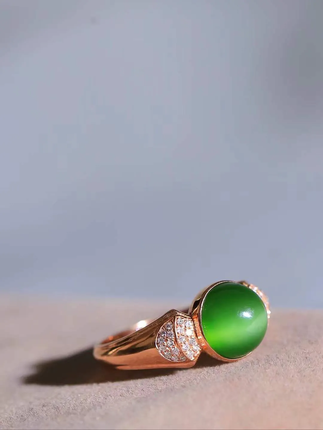 【金镶玉.戒指】

精品和田玉碧玉猫眼18k金镶嵌戒指 玉质细腻温润 油性十足 ，不论时光如何流转变化，这枚戒指始终闪耀着最初的光芒。精工镶嵌18K金 （保真金 可检测贵金属18K金） 重2.6克 尺寸17-8.5-7.8mm 78171455A