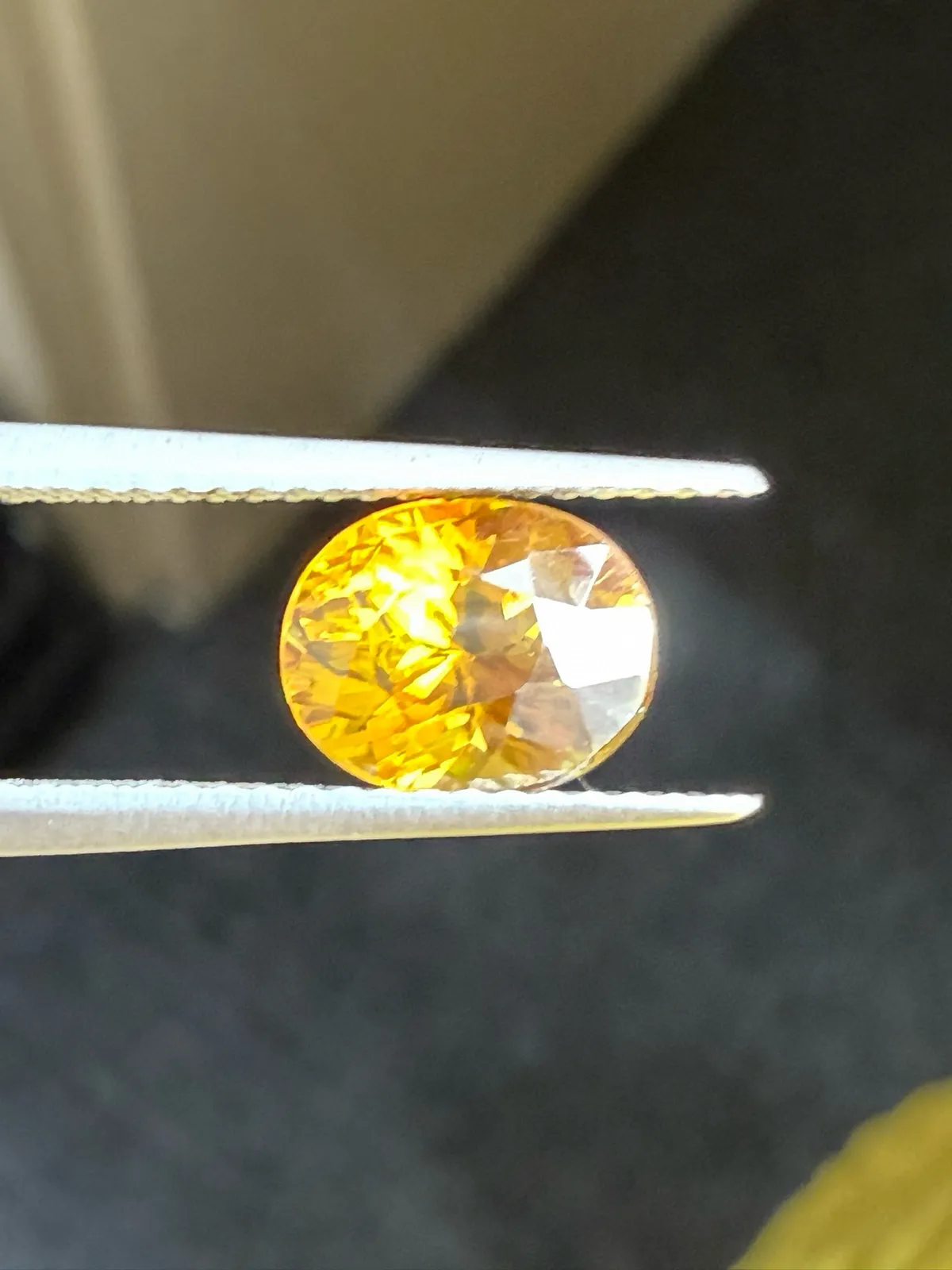 1.855克拉天然榍石戒面裸石，颜色超美，火彩超好，尺寸：8.1*6.5*4.9mm