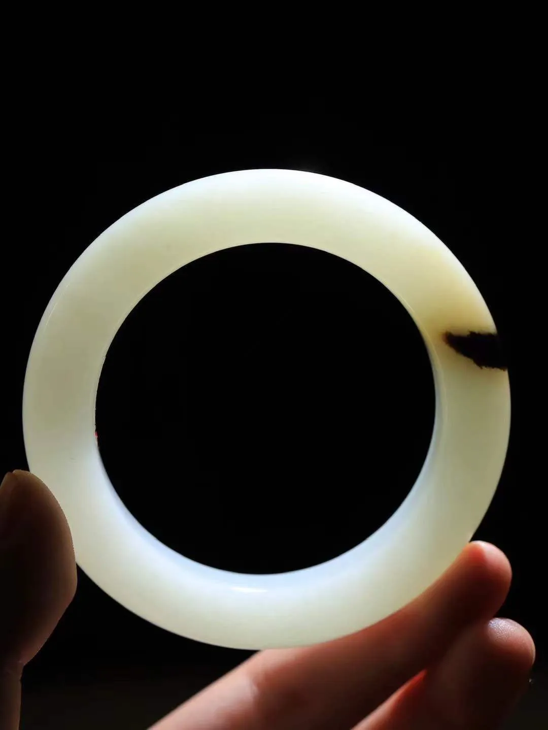 【花样年华·手镯】

精品和田玉糖白带皮手镯，质地油润细腻，色泽高贵典雅，镯型古朴典雅。在诗情画意的雨巷相遇，你是我腕间的一抹风情，有你眸有深情，清风荡漾湖间静水，我愿俯身低眉，在烟波涟漪处，寻你深情倩影。内径56.5mm尺寸14.6-11.5mm 重90.6克fDA-781273024