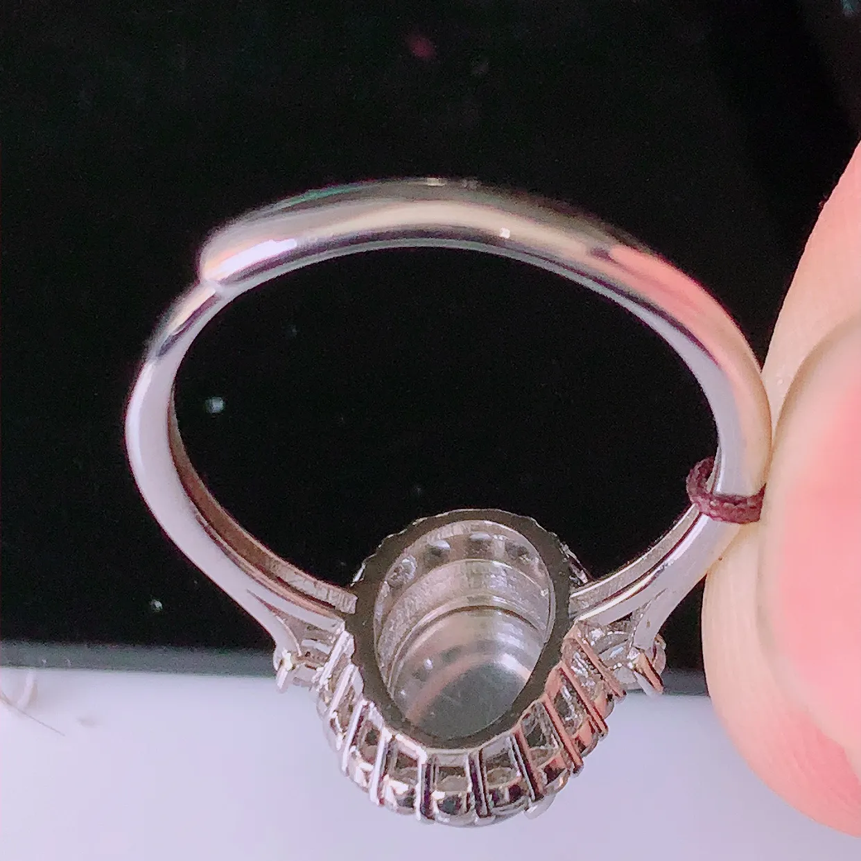 冰透满绿翡翠925银镶嵌戒指，自然光实拍，翠色灵动，颜色漂亮，种老水足，品相佳，佩戴佳品！#97.1（圈口可调大小）整体24.8*17.2*6.6裸石9.5*7.5