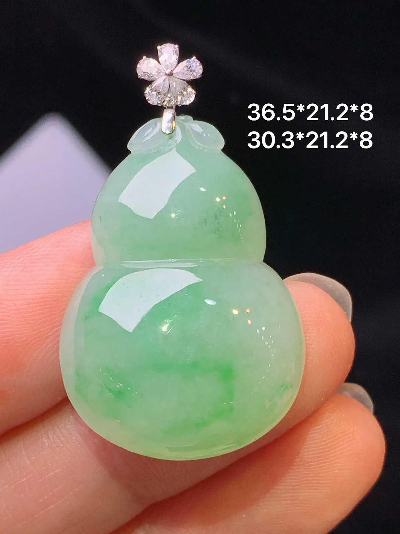 18k金莫桑钻镶嵌飘绿葫芦吊坠 玉质细腻 色泽艳丽清新 整体尺寸36.5*21.2*8