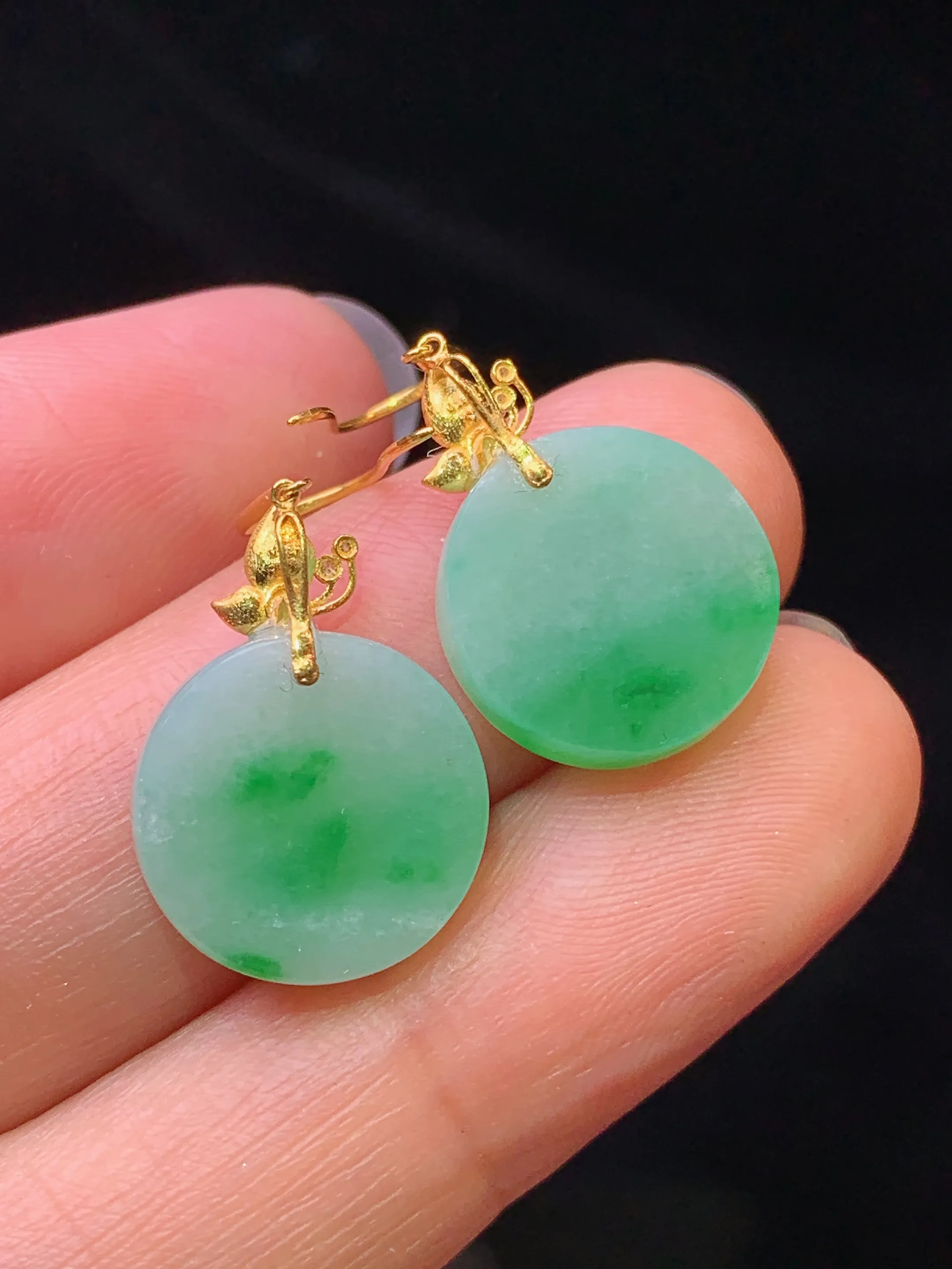 18k金镶嵌飘绿圆牌耳坠 玉质细腻 色泽艳丽清新 整体尺寸27*13.2*3.2