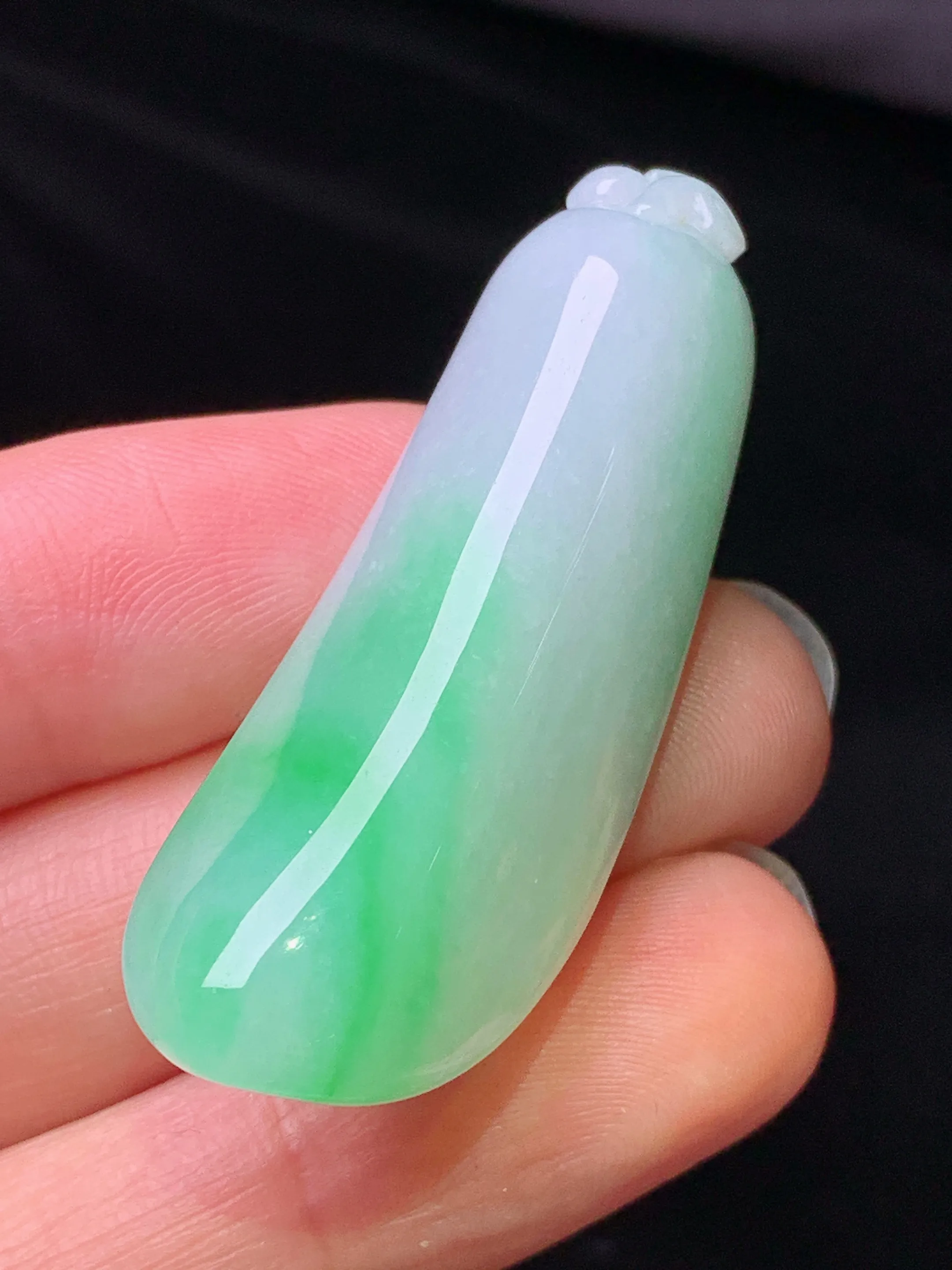 飘花福瓜吊坠 玉质细腻 色泽艳丽清新 整体尺寸45*16*12.2