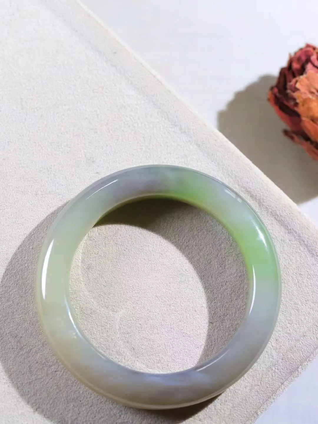 【花样年华·手镯】

精品和田玉三色手镯，质地油润细腻，色泽高贵典雅，镯型古朴典雅。在诗情画意的雨巷相遇，你是我腕间的一抹风情，有你眸有深情，清风荡漾湖间静水，我愿俯身低眉，在烟波涟漪处，寻你深情倩影。内径57mm尺寸12-11mm 重68.3克。fDL-361203088