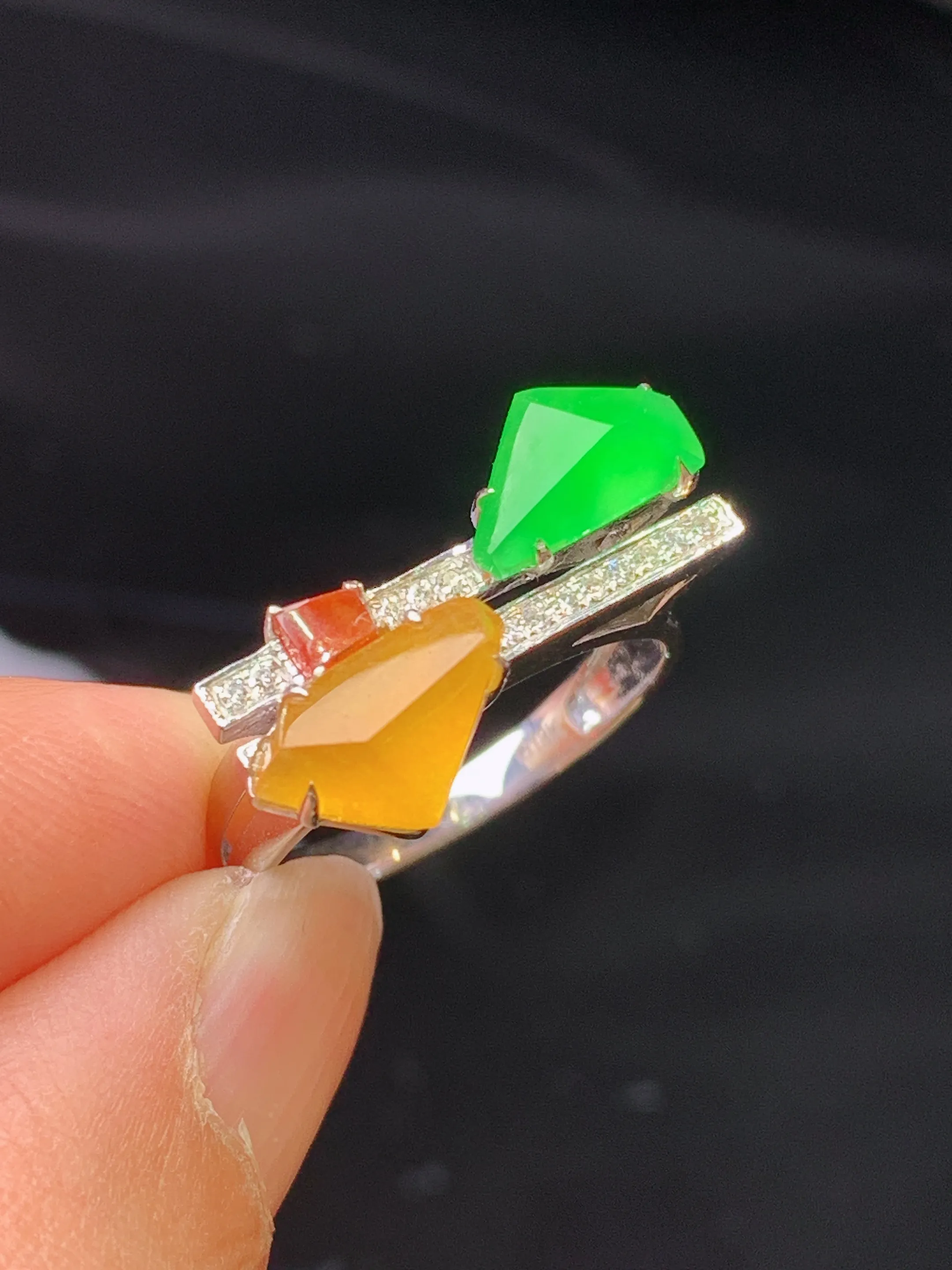 18k金钻镶嵌黄绿随形戒指 玉质细腻 色泽艳丽清新 圈口14 整体尺寸10*6.3*3.6