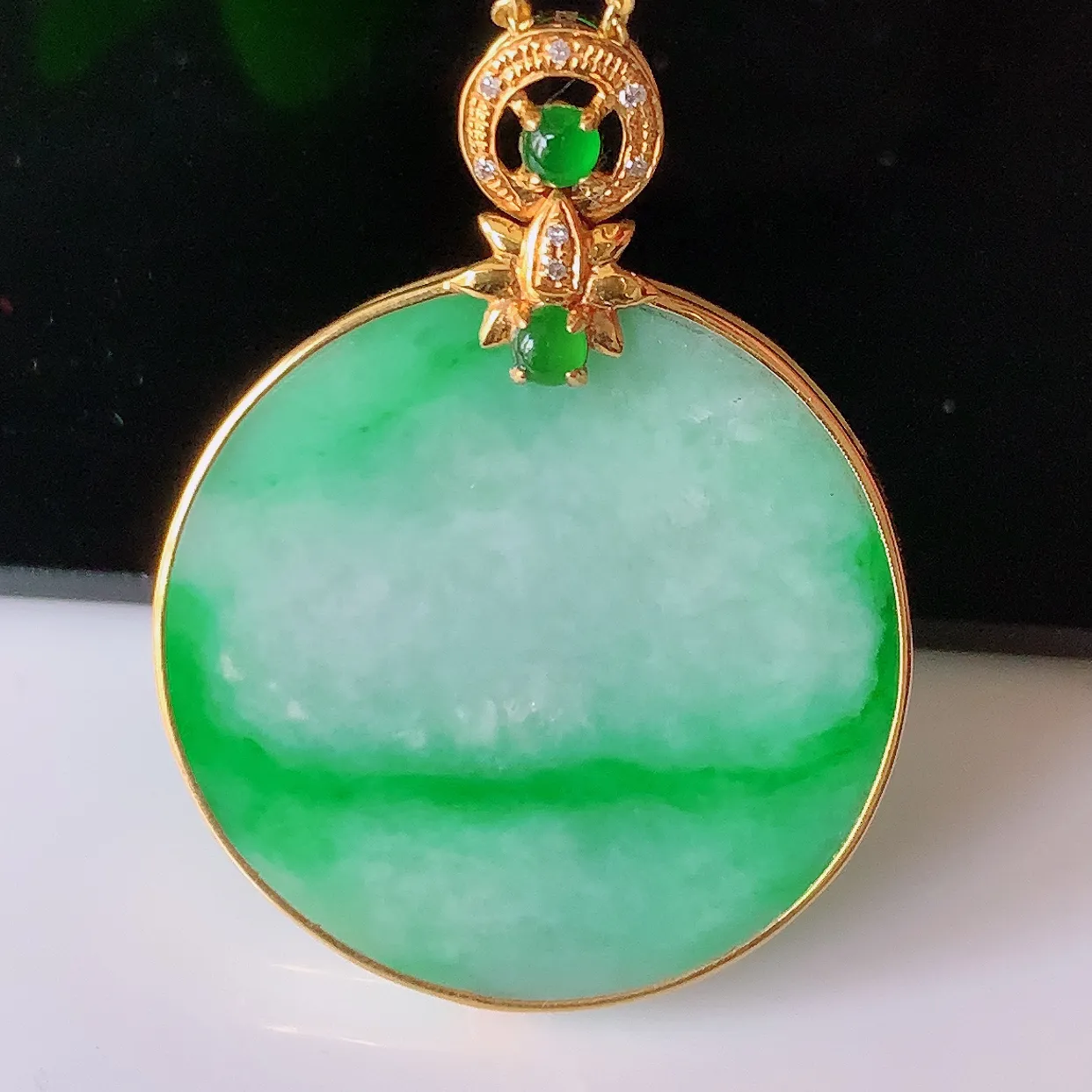 自然光实拍，18K金镶嵌水润飘绿翡翠平安无事牌吊坠，平平安安，无事牌翠色灵动，佩戴平安时尚！#00.