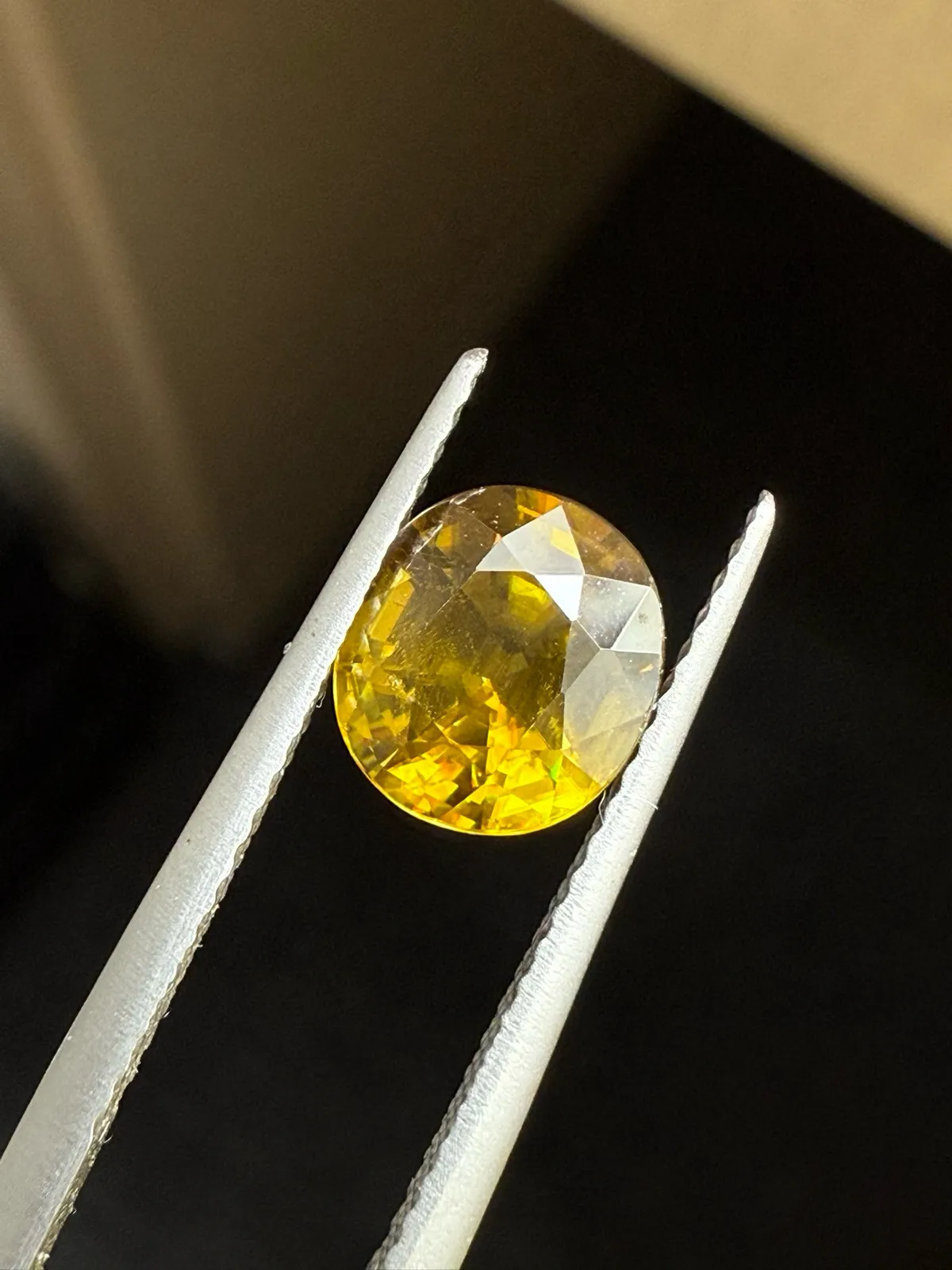 1.98克拉天然榍石戒面裸石，颜色超美，火彩超好，尺寸：7.8*7*5mm