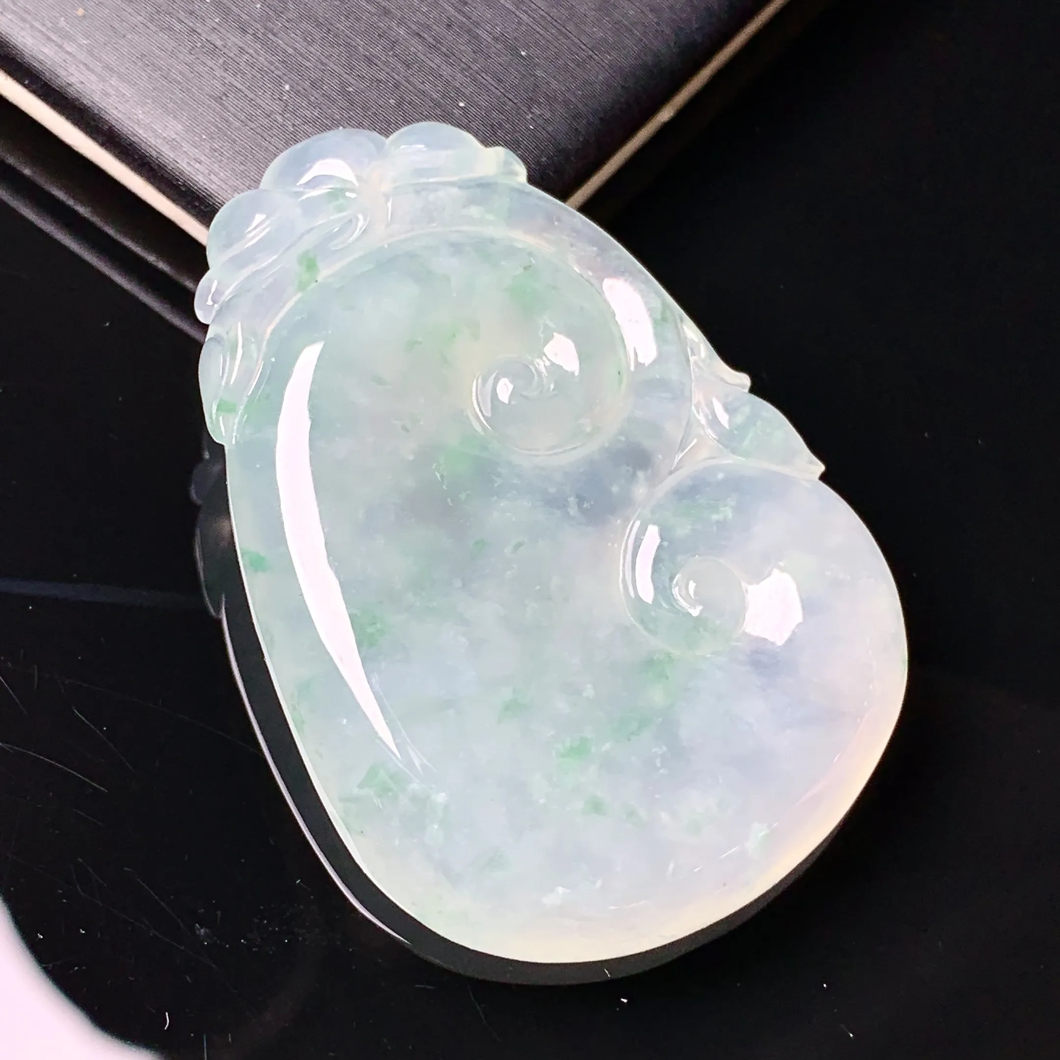 冰种飘花如意吊坠 玉质细腻 色泽艳丽清新 整体尺寸41.7*29*5.6