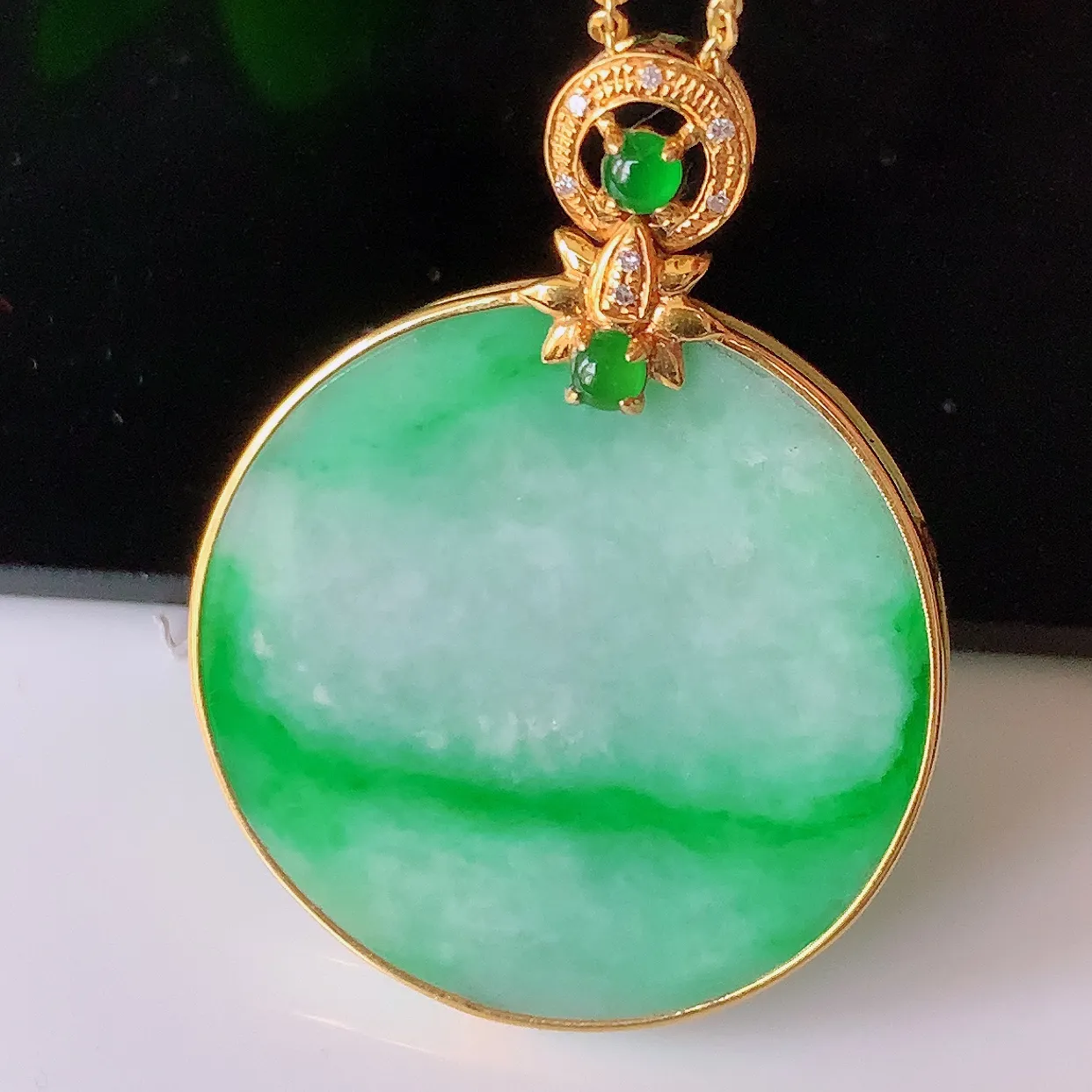 自然光实拍，18K金镶嵌水润飘绿翡翠平安无事牌吊坠，平平安安，无事牌翠色灵动，佩戴平安时尚！#00.13整体35.5*26.8*5裸石26*26