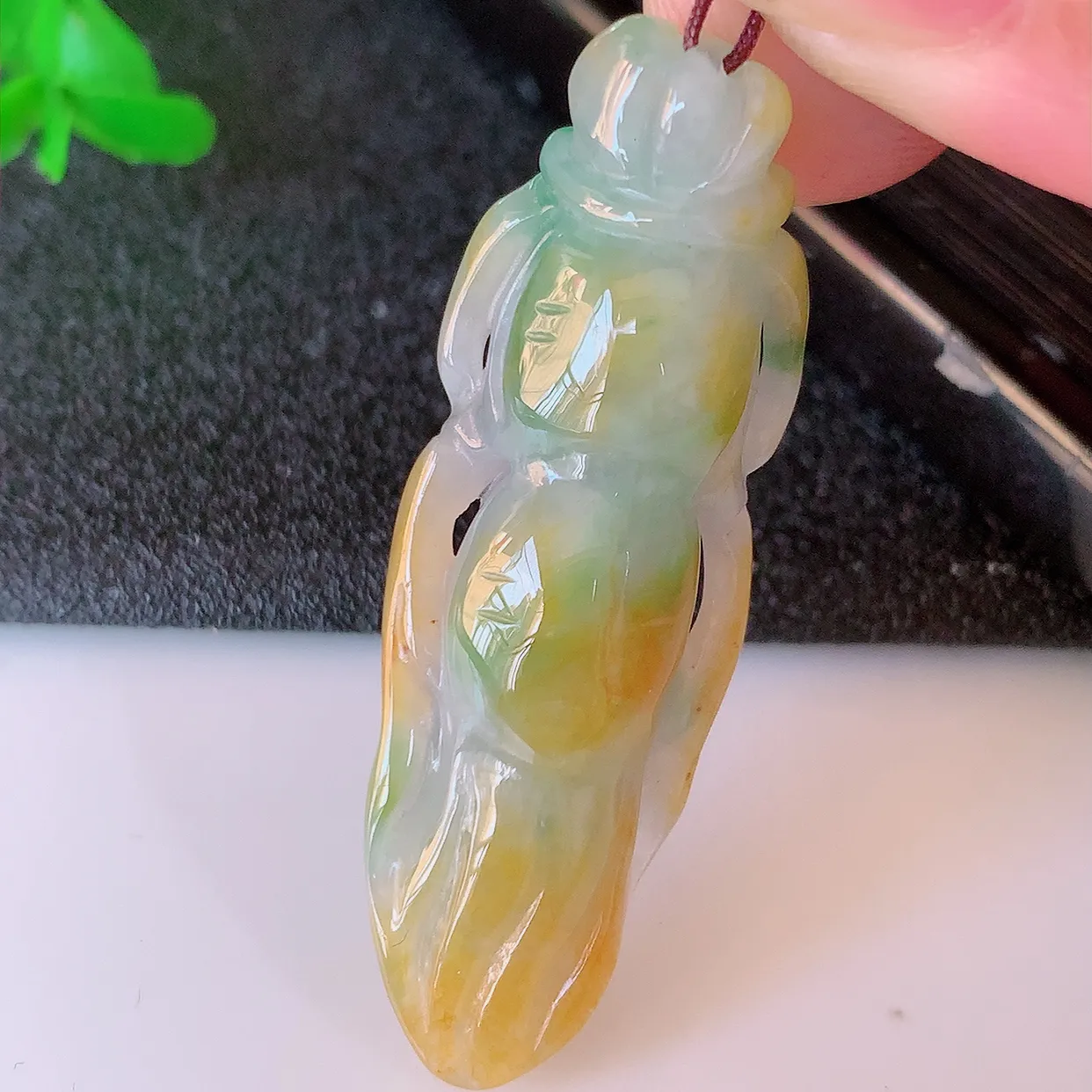 自然光实拍，冰润黄加绿翡翠人参吊坠，人生如意，种老水足，雕工精湛 ，寓意美好，佩戴时尚出众！#60.13