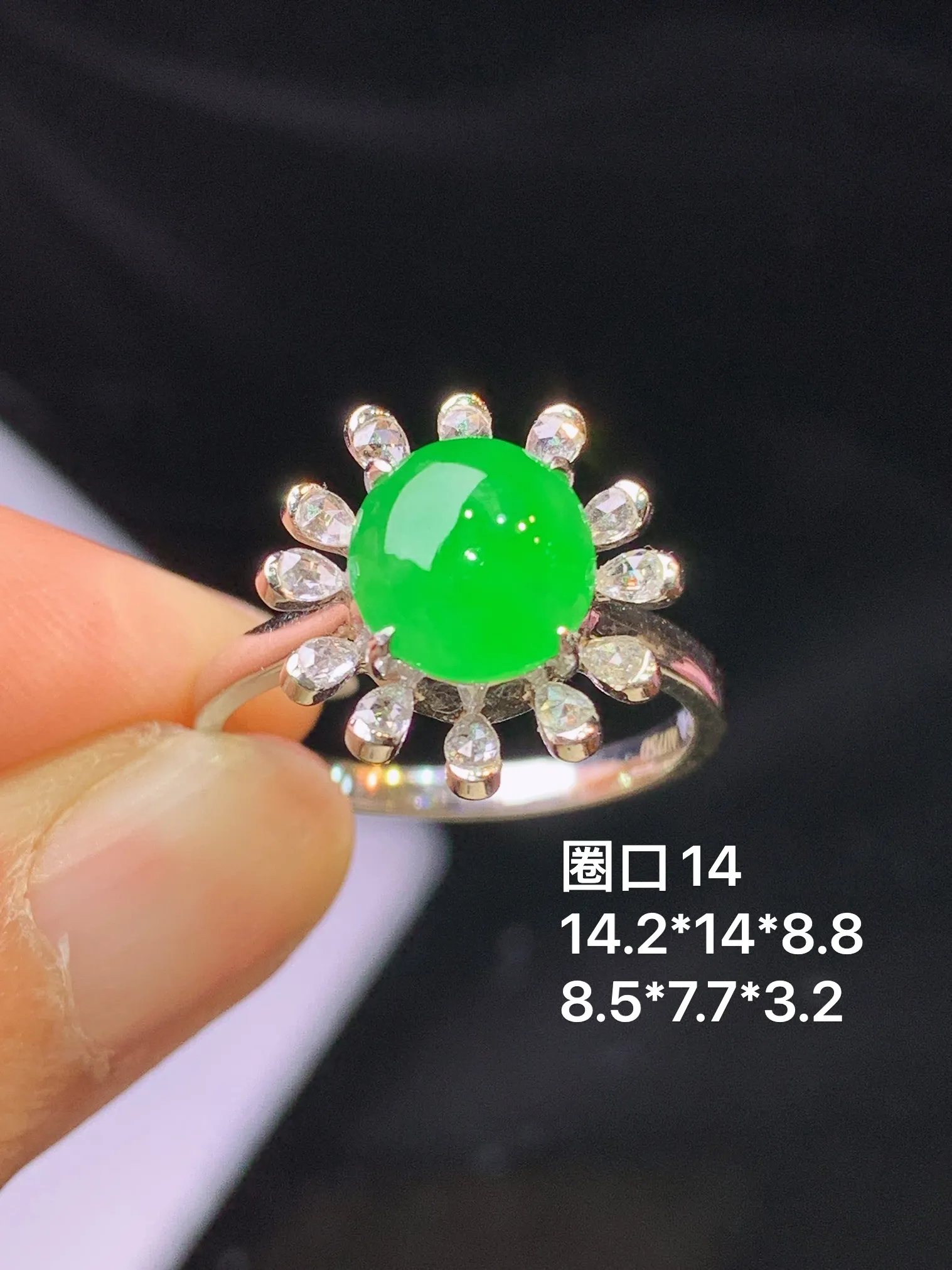 18k金钻镶嵌满绿蛋面戒指 玉质细腻 色泽艳丽清新 圈口14 整体尺寸14.2*14*8.8