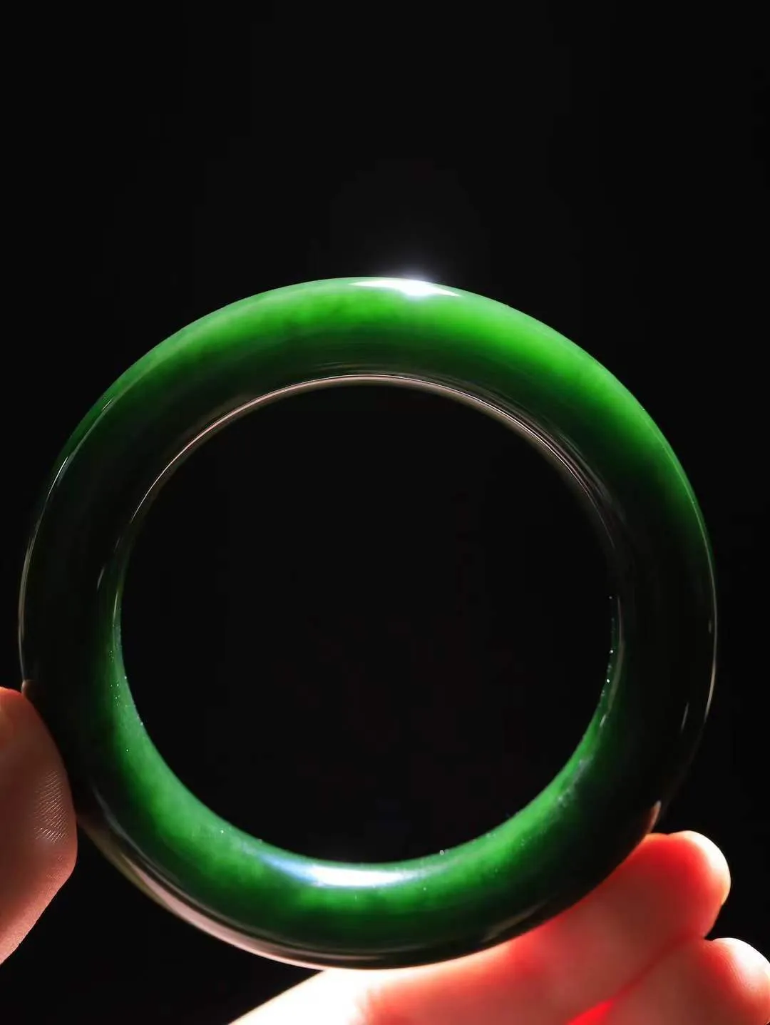 【温润如心.镯】

收藏级臻品和田玉碧玉圆条手镯，精选上等碧玉料，色泽清透，质地细腻。佩戴它，感受千年玉文化的温润与优雅，愿它为您带来平安与幸福。重79.5克  尺寸56-12.6-12mm  10101311A